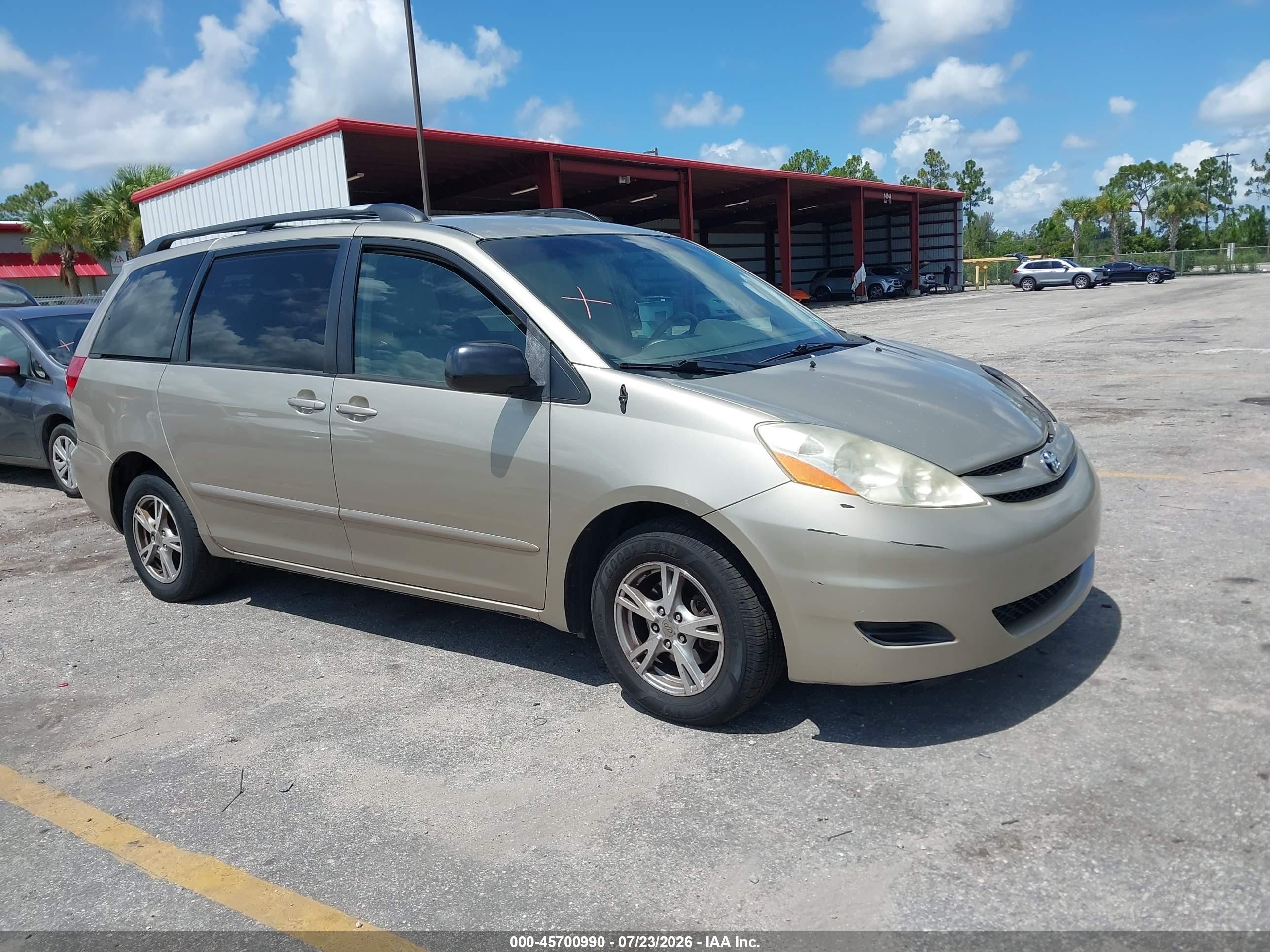 2009 Toyota Sienna LE, VIN 5TDZK23C09S287322 — Front end