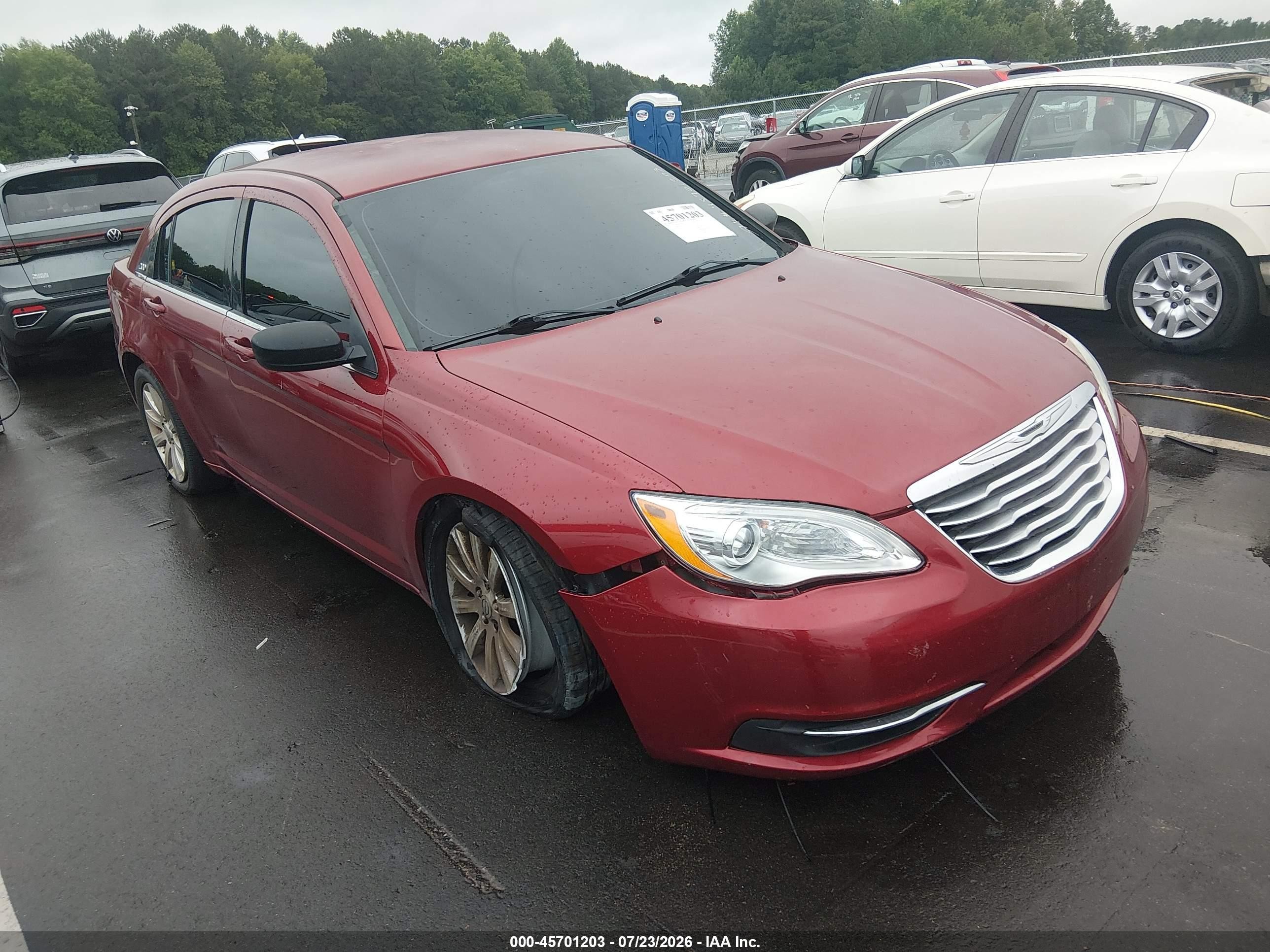 2014 Chrysler 200 Touring, VIN 1C3CCBBGXEN145023 — Front end