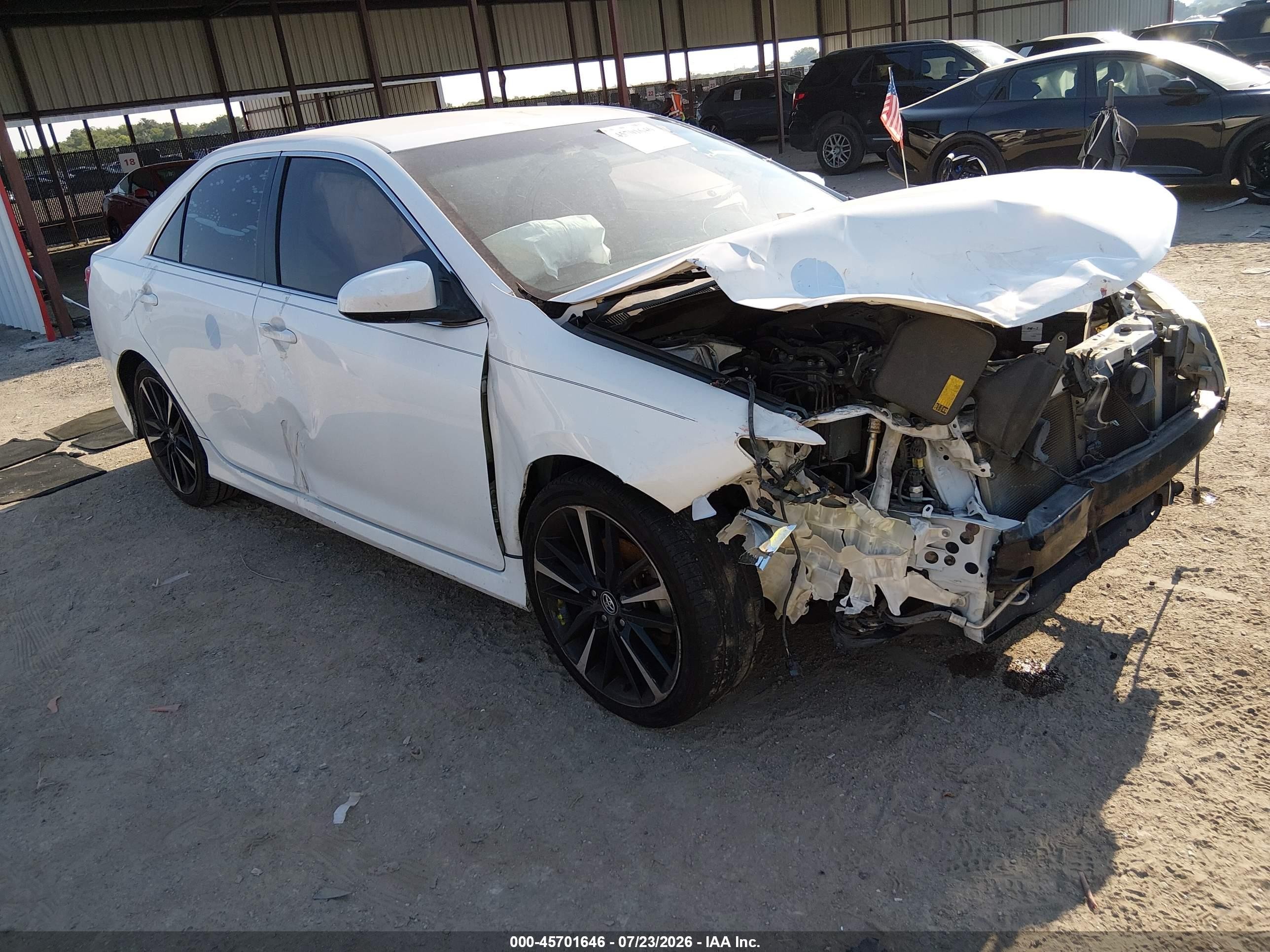 2014 Toyota Camry SE, VIN 4T1BF1FK2EU765230 — Front end