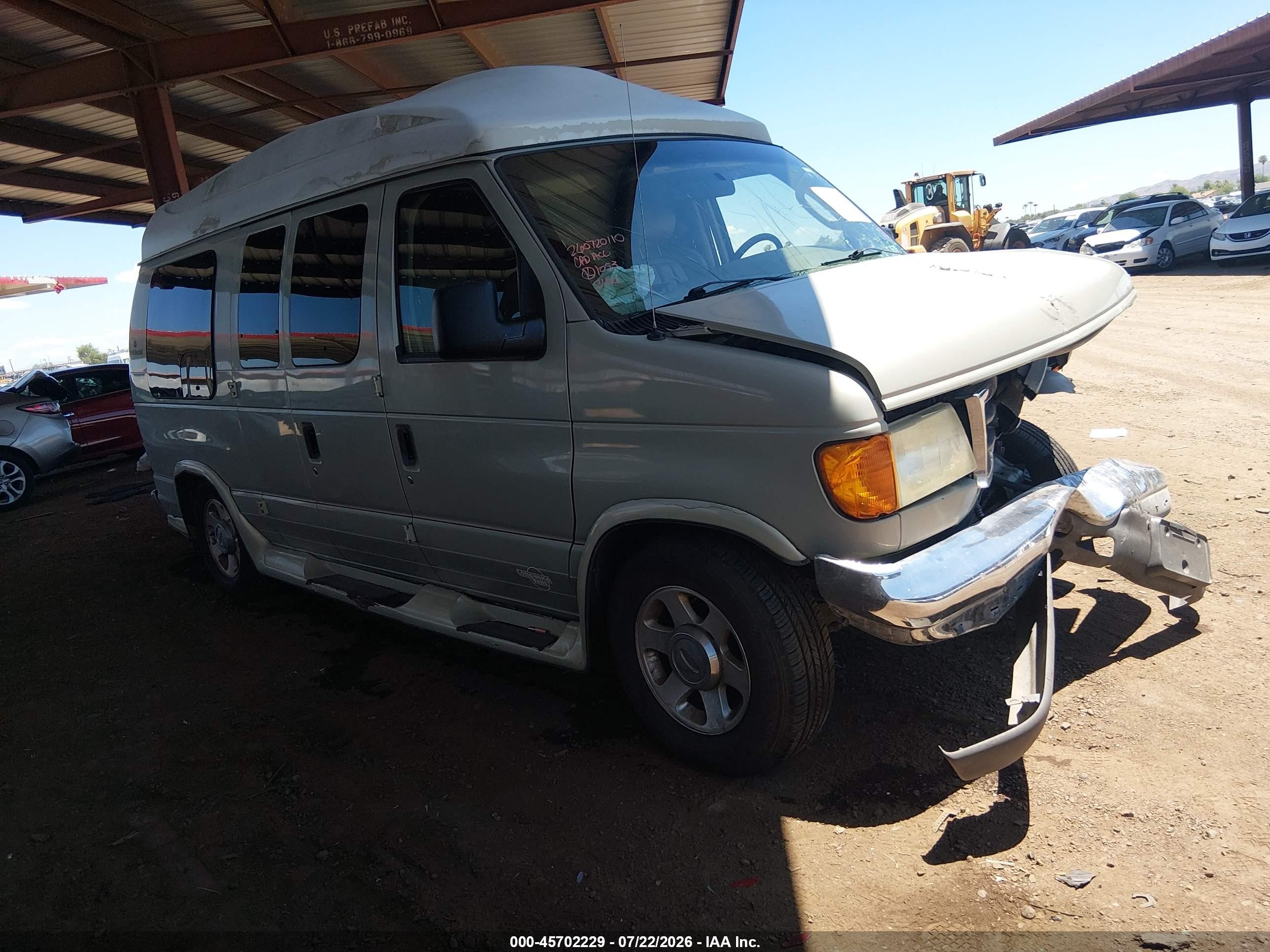 2005 Ford Econoline Cargo Recreational, VIN 1FDRE14LX5HB13400 — Front end