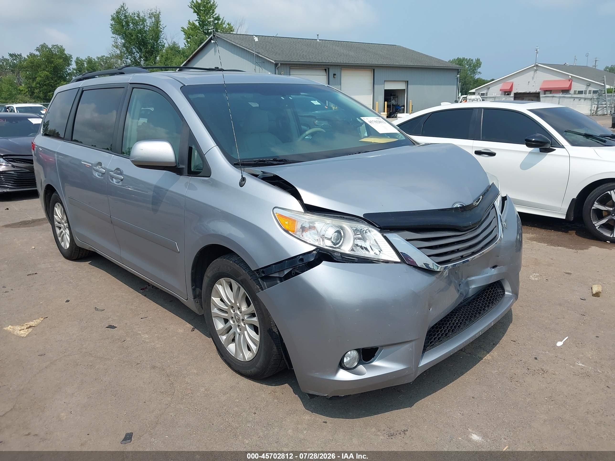 2012 Toyota Sienna XLE, VIN 5TDYK3DCXCS184660 — Front end