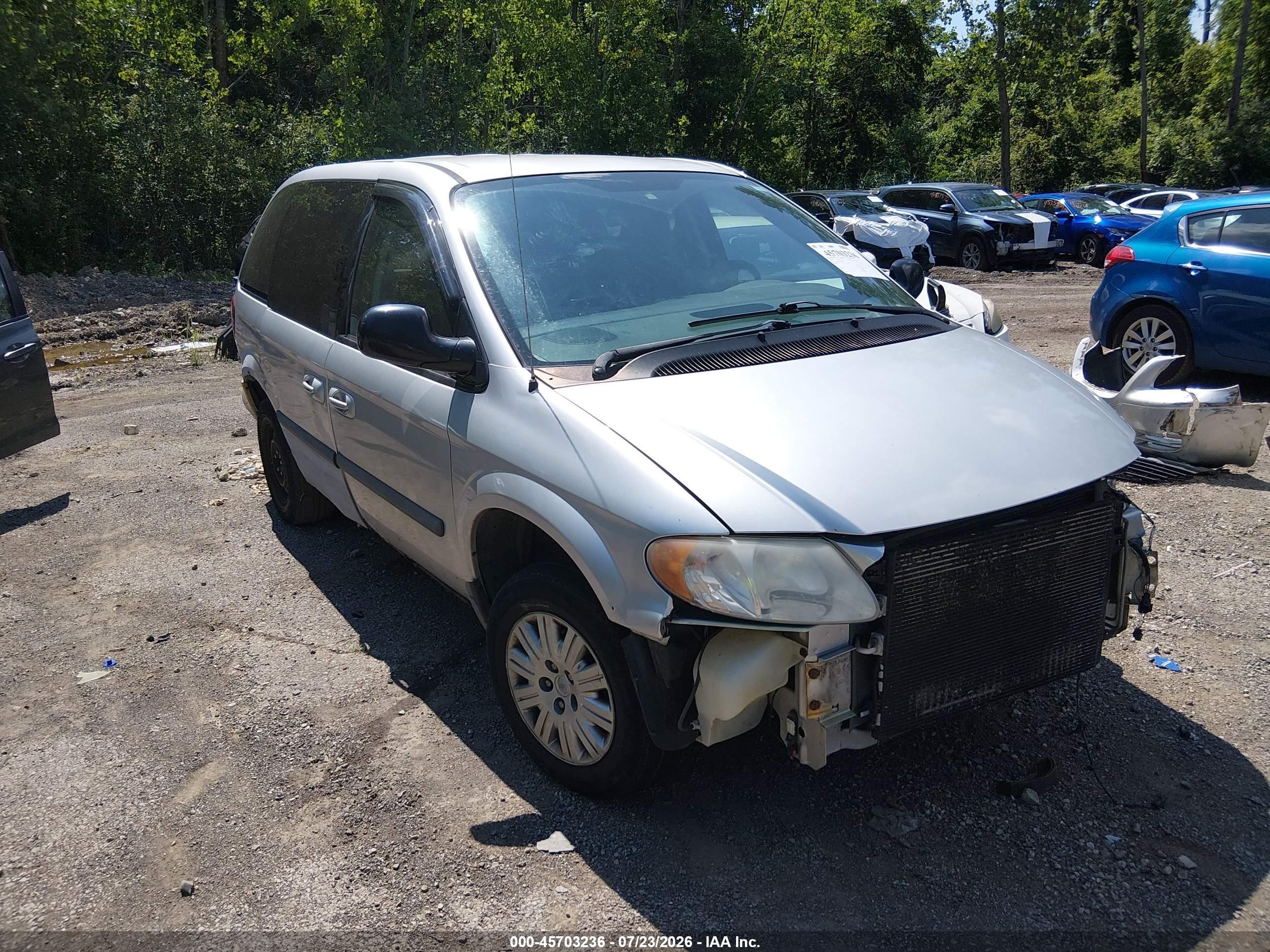2007 Chrysler Town & Country, VIN 1A4GJ45R57B154870 — Front end