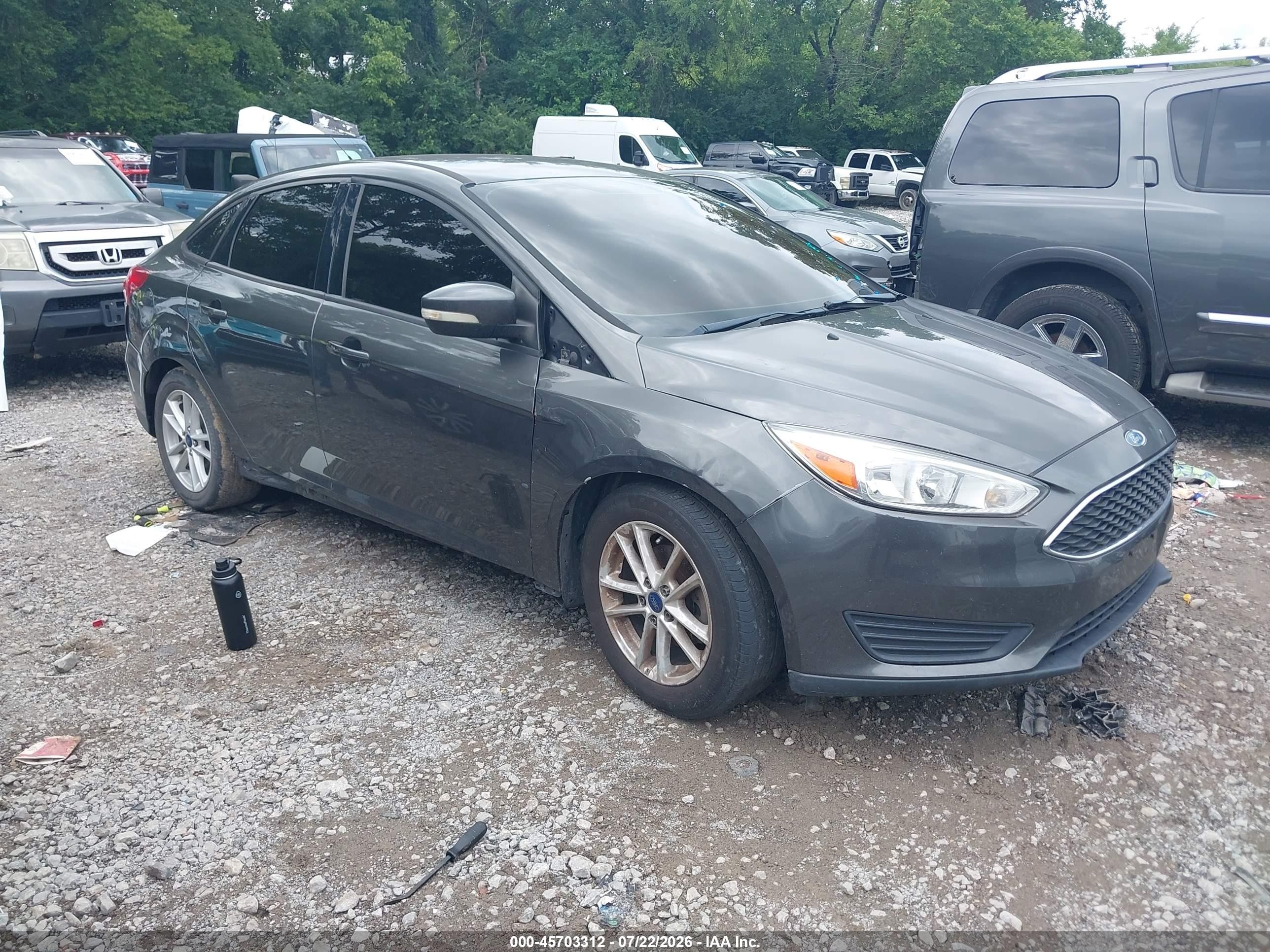 2015 Ford Focus SE, VIN 1FADP3F22FL233527 — Normal wear