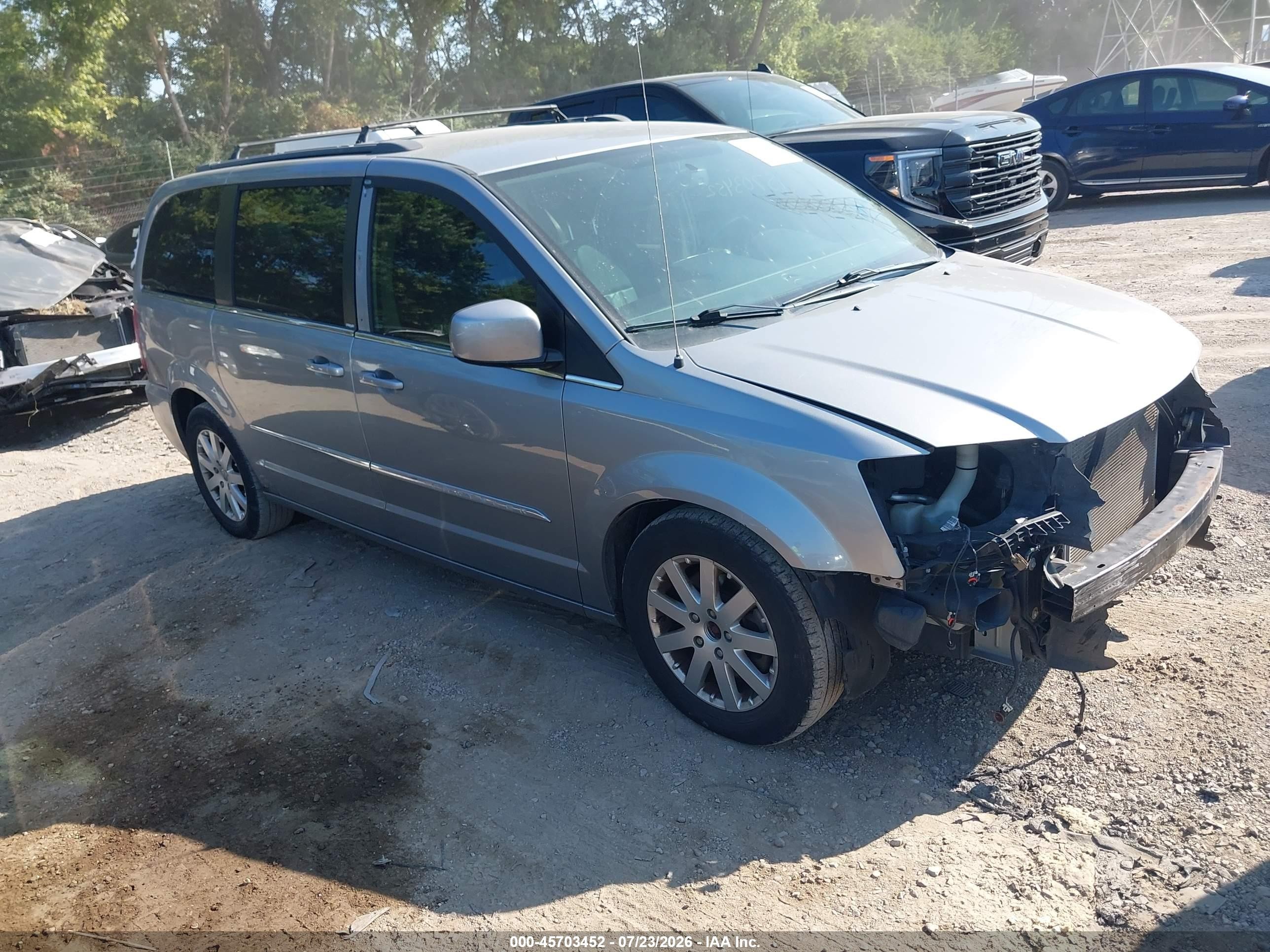 2013 Chrysler Town & Country Touring, VIN 2C4RC1BG9DR605659 — Перед