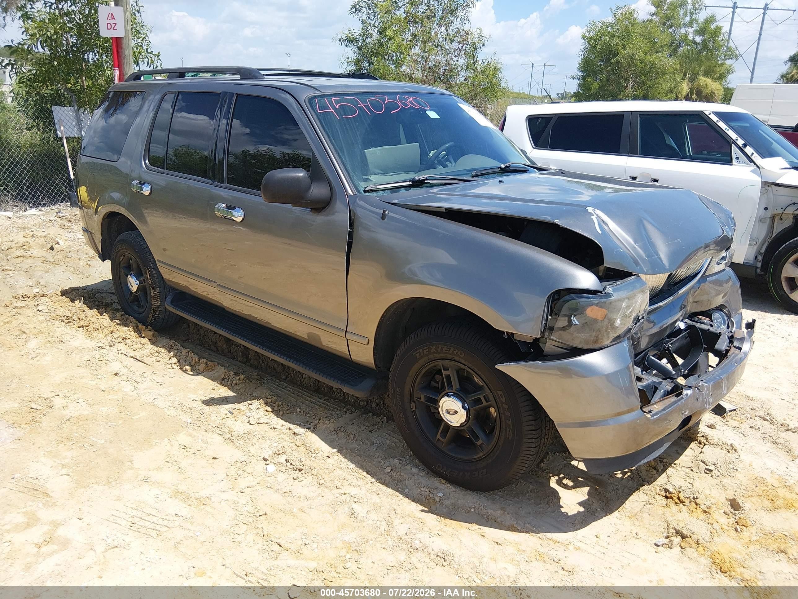 2004 Ford Explorer XLT, VIN 1FMZU63K94UC18699 — Front end