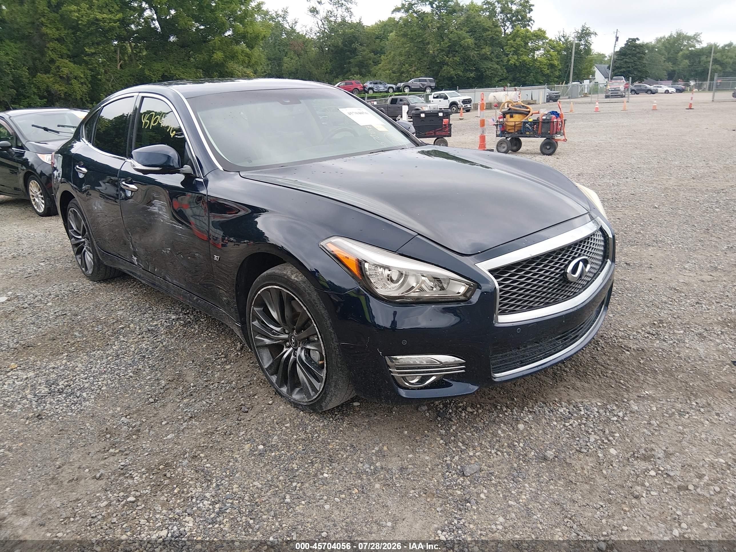 2016 Infiniti Q70, VIN JN1BY1AR5GM270559 — Side