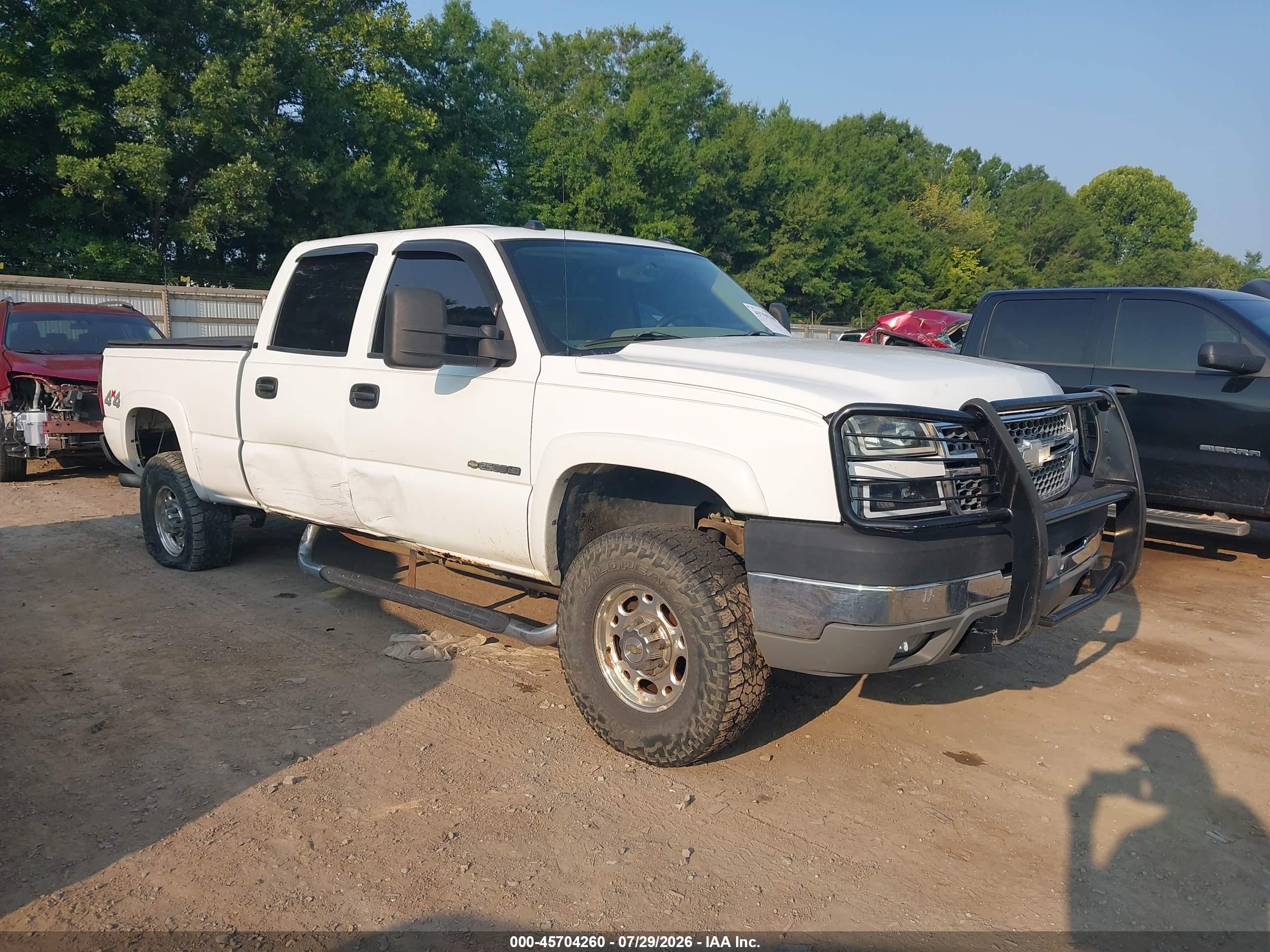 2005 Chevrolet Silverado 2500HD LS, VIN 1GCHK23U75F853250 — Side