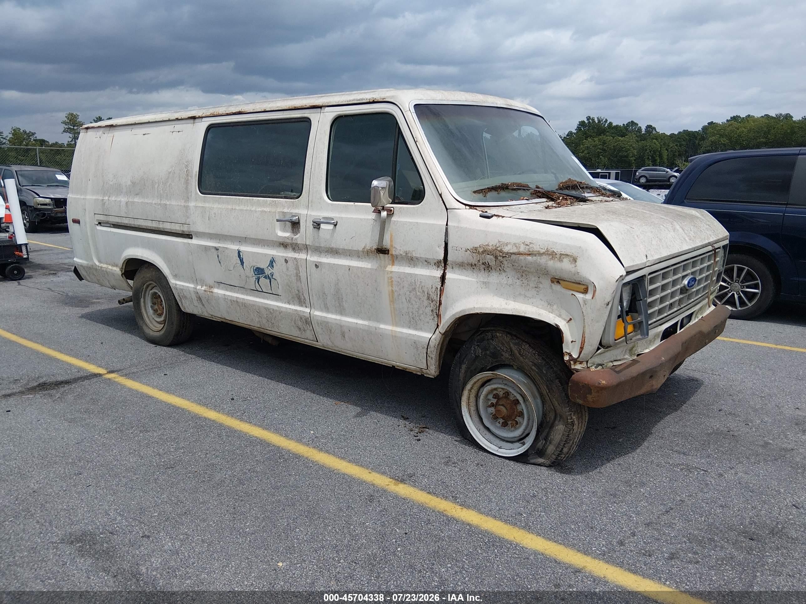 1987 Ford Econoline Cargo, VIN 1FTGS24H9HHC12946 — Front end
