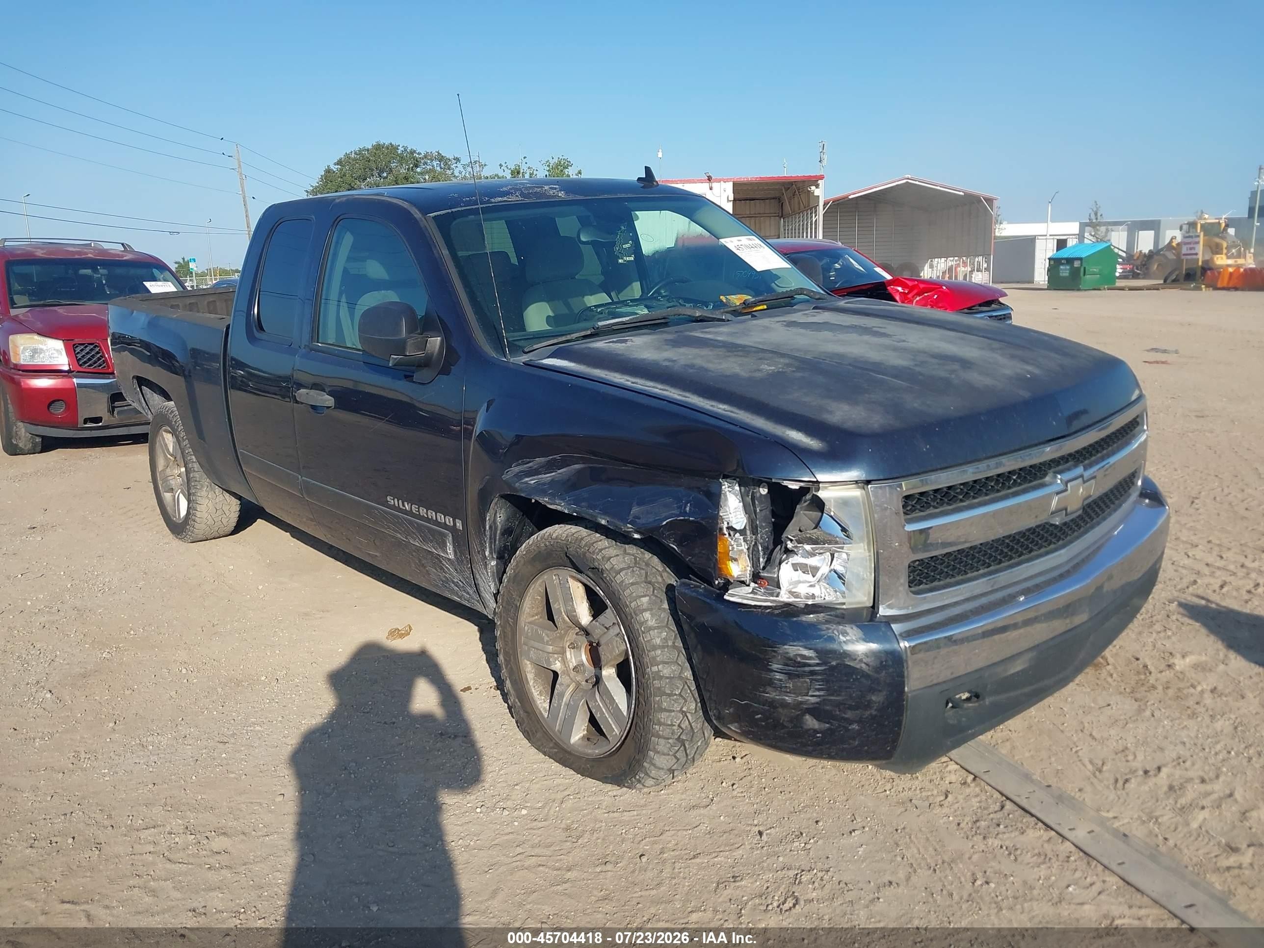 2008 Chevrolet Silverado 1500 LTZ, VIN 1GCEC19J28Z304436 — Side