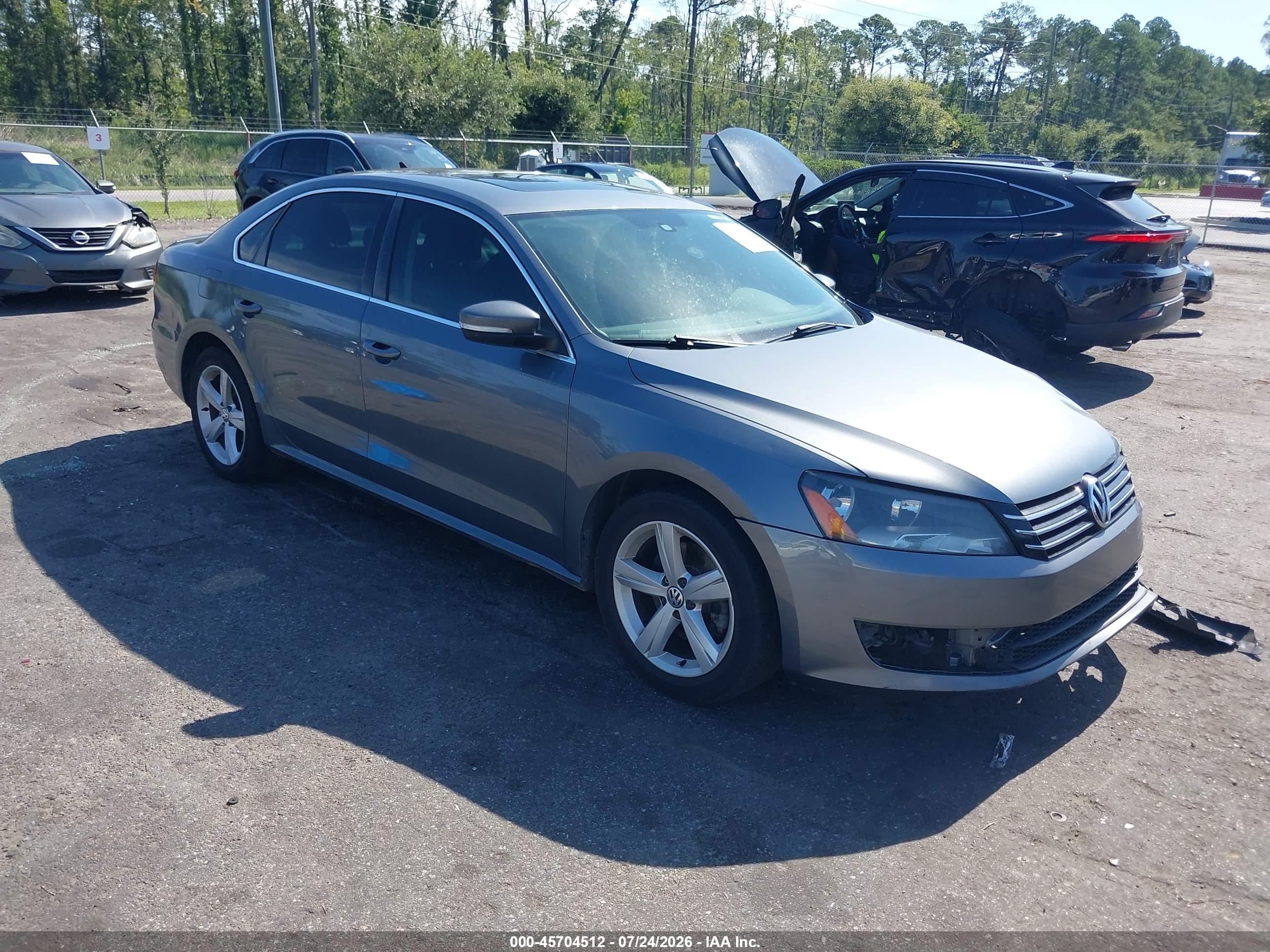 2013 Volkswagen Passat SE, VIN 1VWBP7A3XDC076770 — Front end