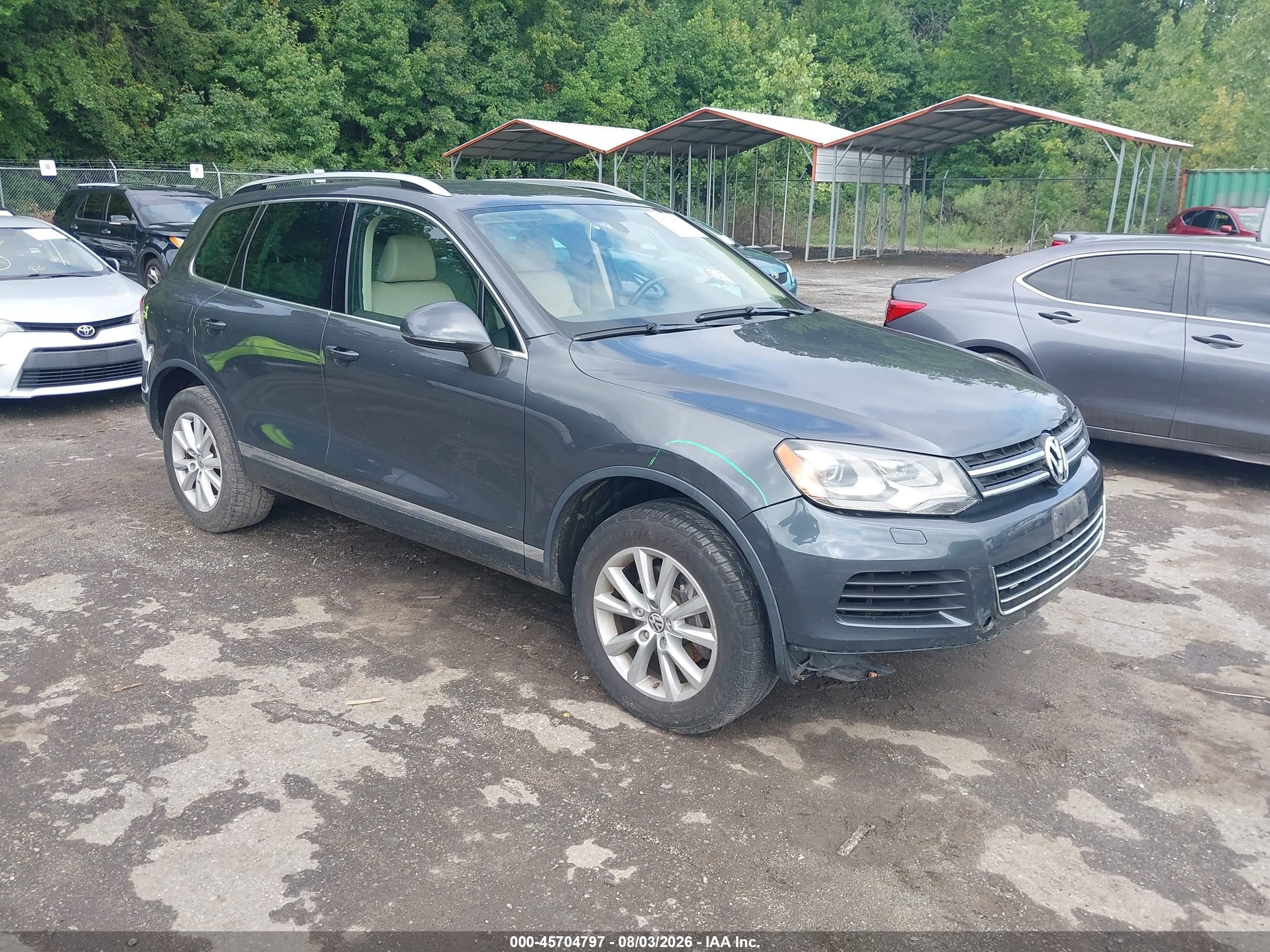 2014 Volkswagen Touareg Sport, VIN WVGEF9BP0ED001762 — Front end