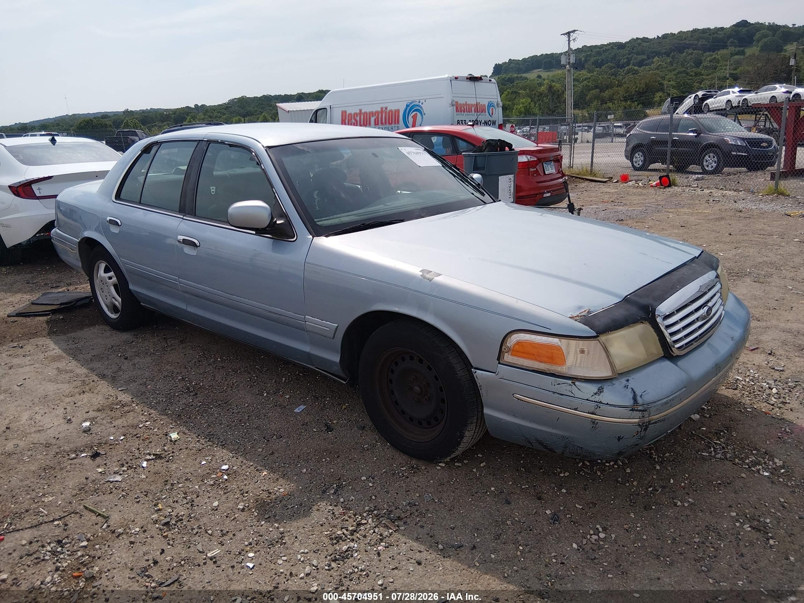 2000 Ford Crown Victoria, VIN 2FAFP73W4YX177720 — Side