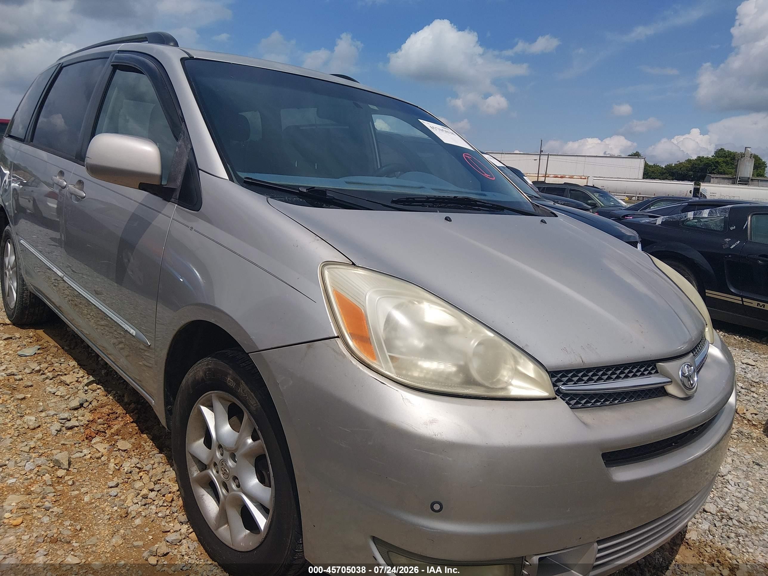 2005 Toyota Sienna XLE Limited, VIN 5TDBA22C85S047449 — Normal wear