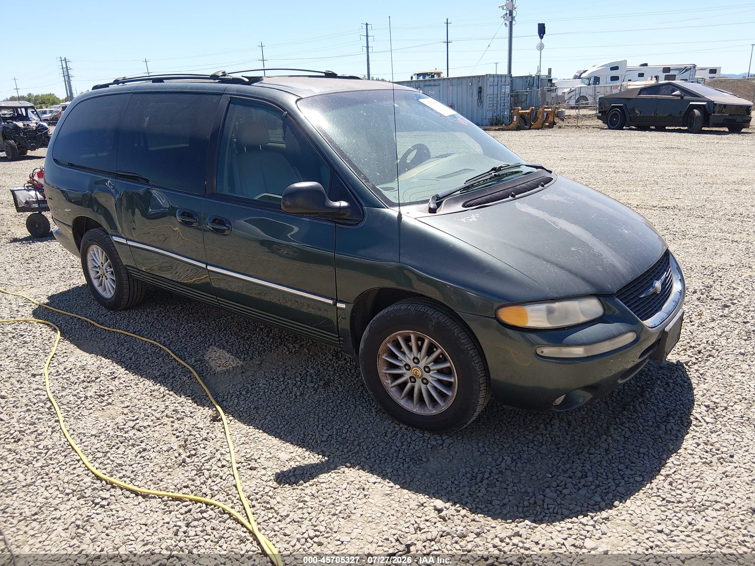 2000 Chrysler Town & Country LXi, VIN 1C4GP54L1YB547547 — Normal wear