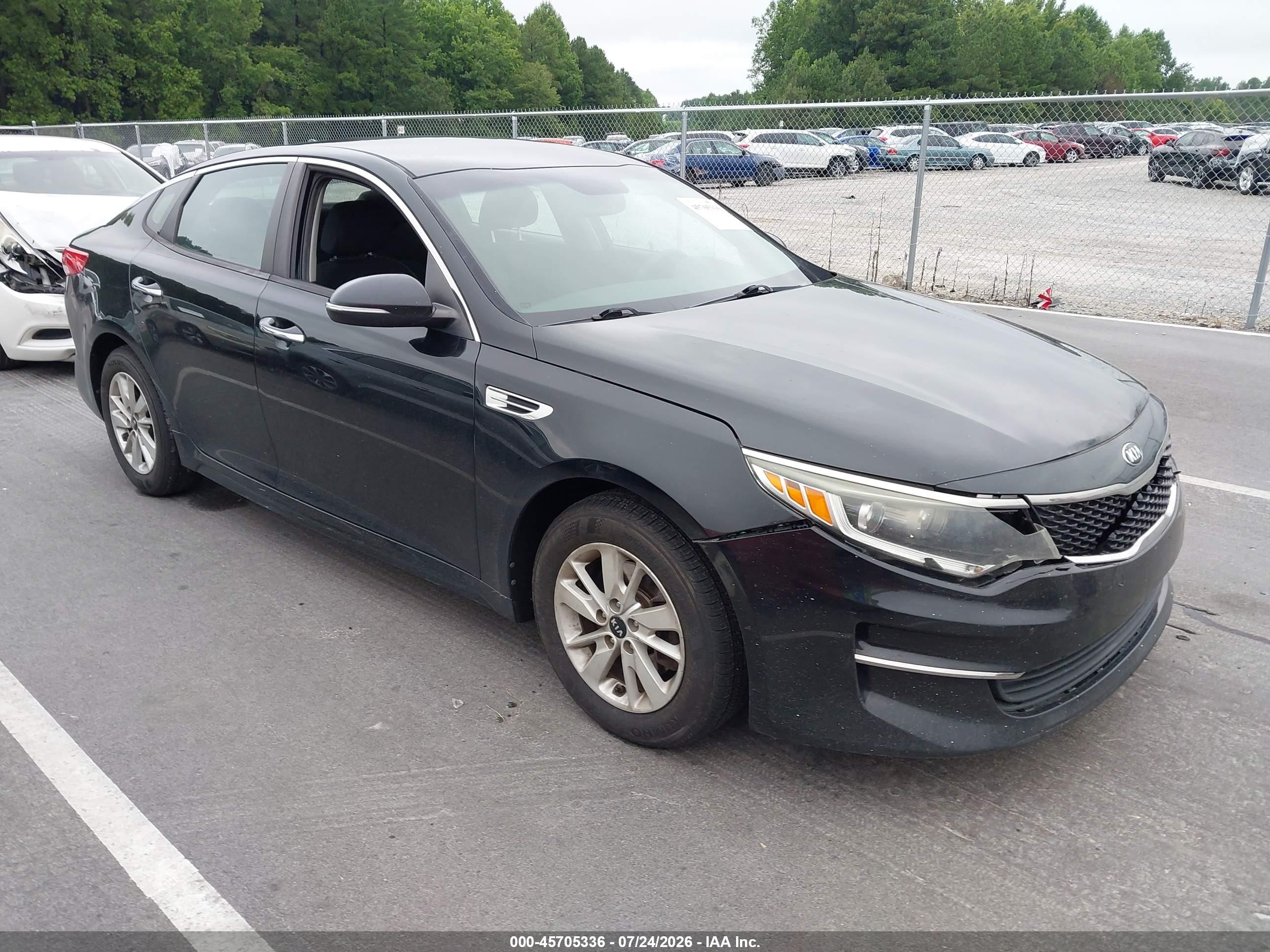 2016 Kia Optima LX, VIN 5XXGT4L38GG100441 — Перед