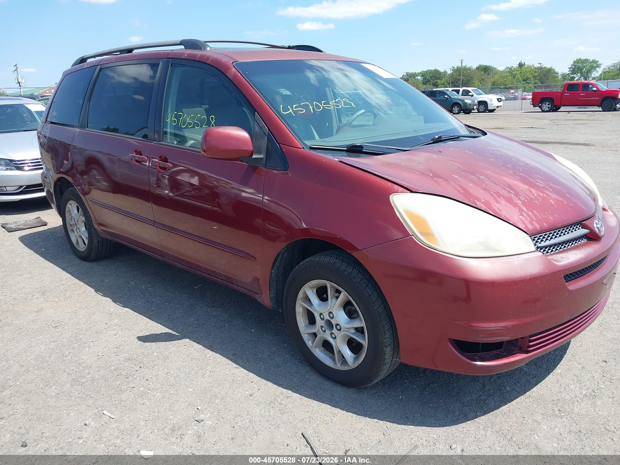 2005 Toyota Sienna XLE Limited, VIN 5TDBA22C05S043945 — Normal wear