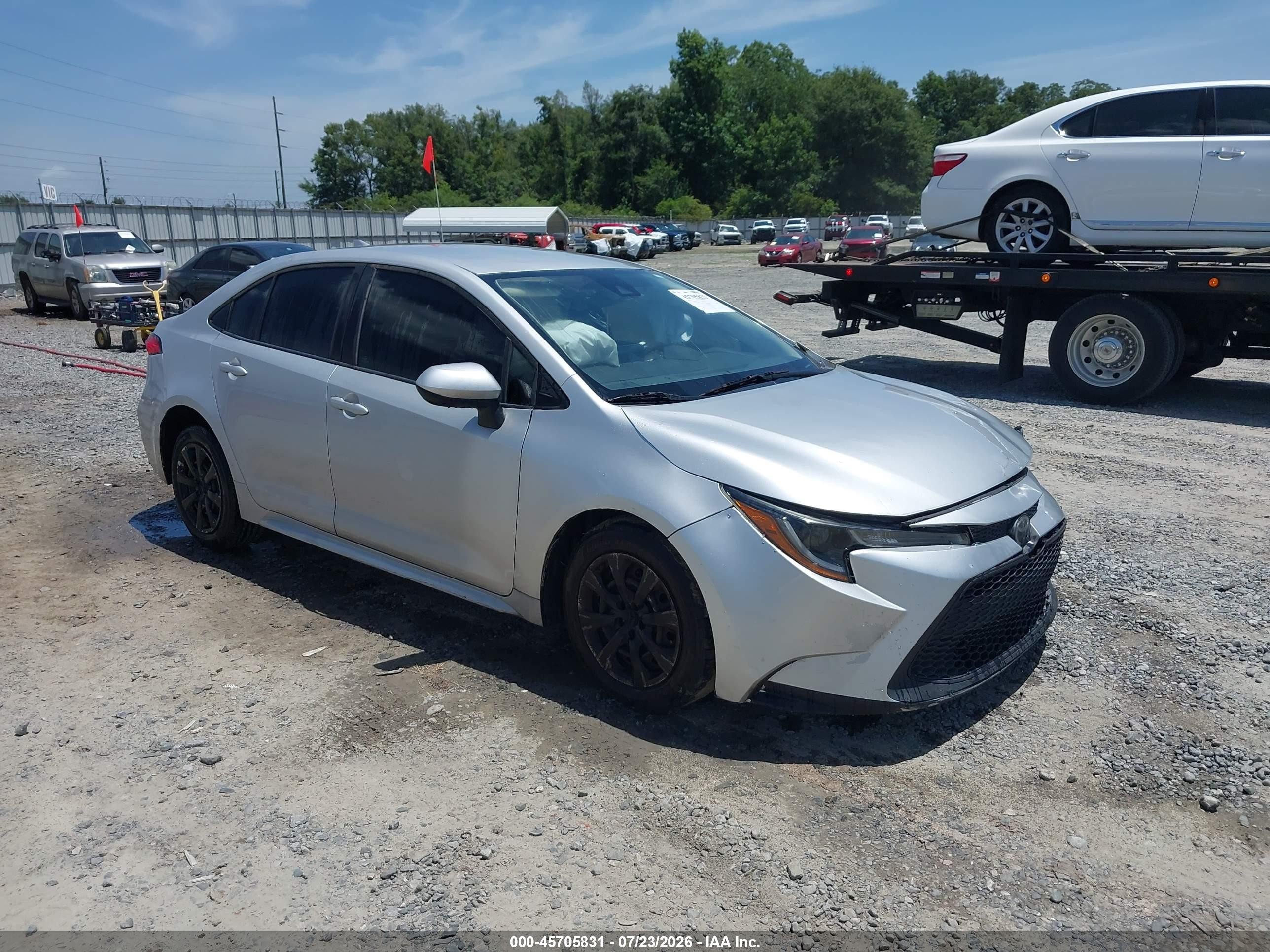 2020 Toyota Corolla LE, VIN 5YFEPRAE2LP138830 — Перед