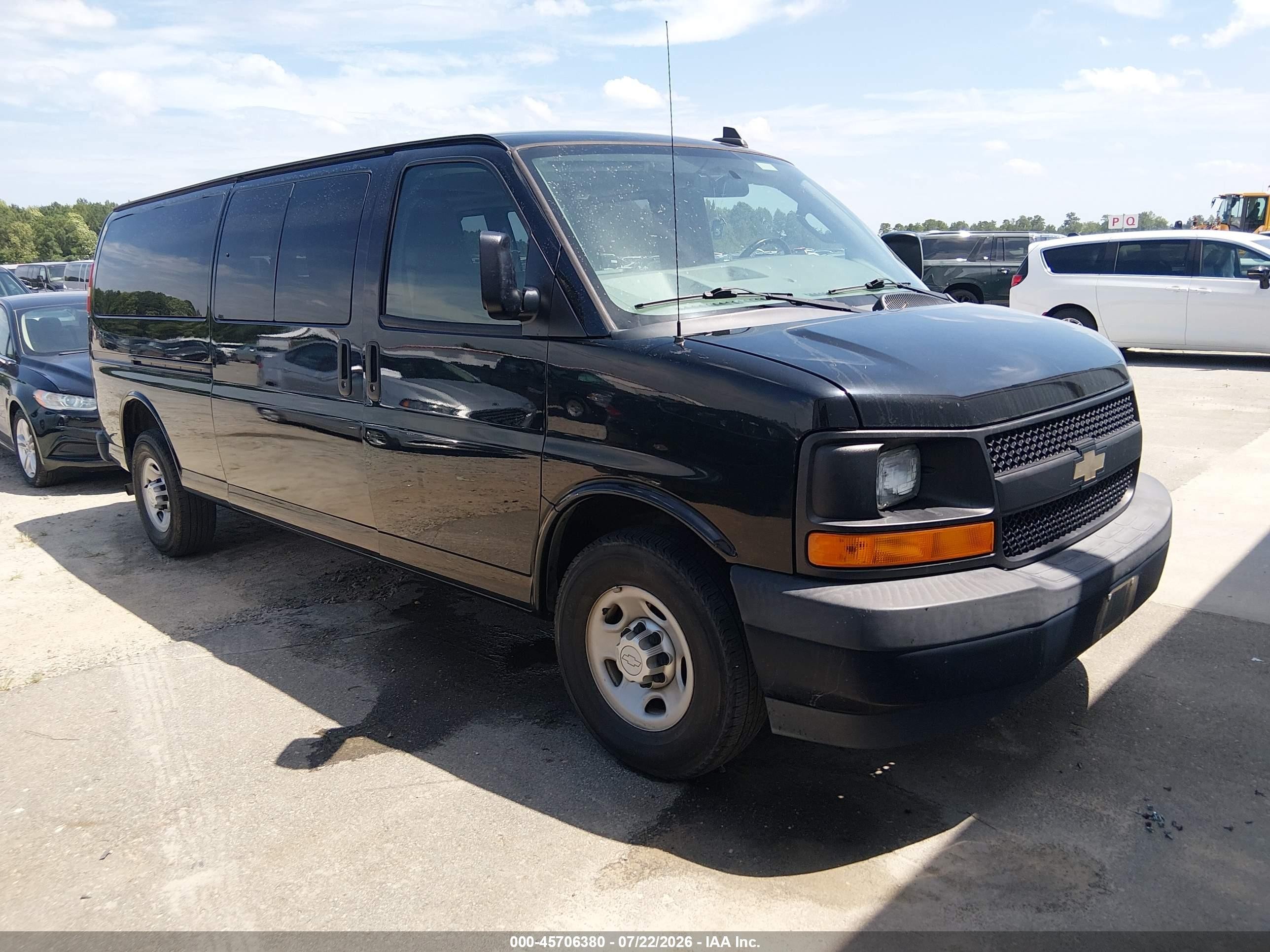 2017 Chevrolet Express Passenger LS, VIN 1GAZGNFG1H1291207 — Normal wear