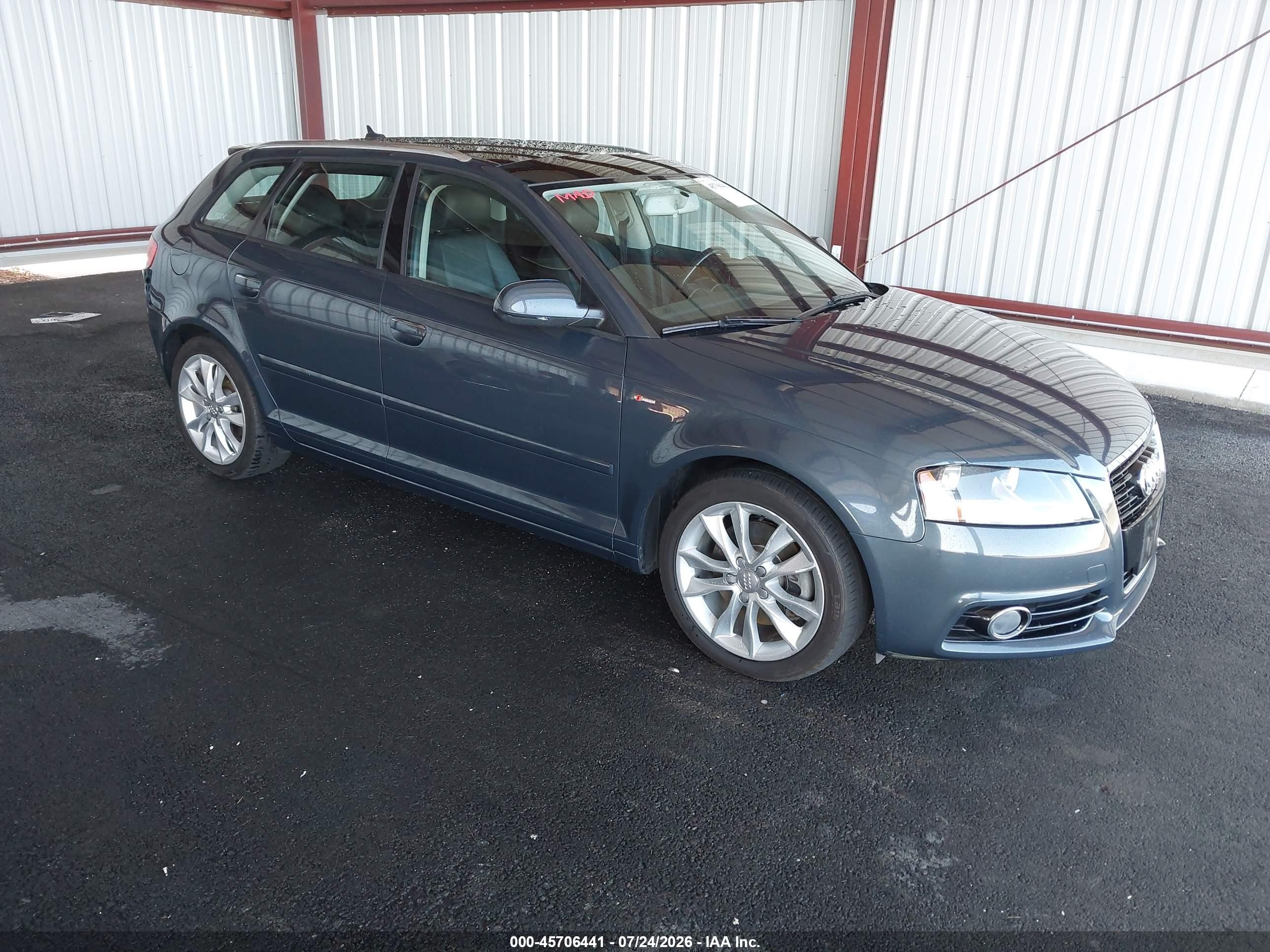 2013 Audi A3 Premium, VIN WAUFEAFM4DA012869 — Зад