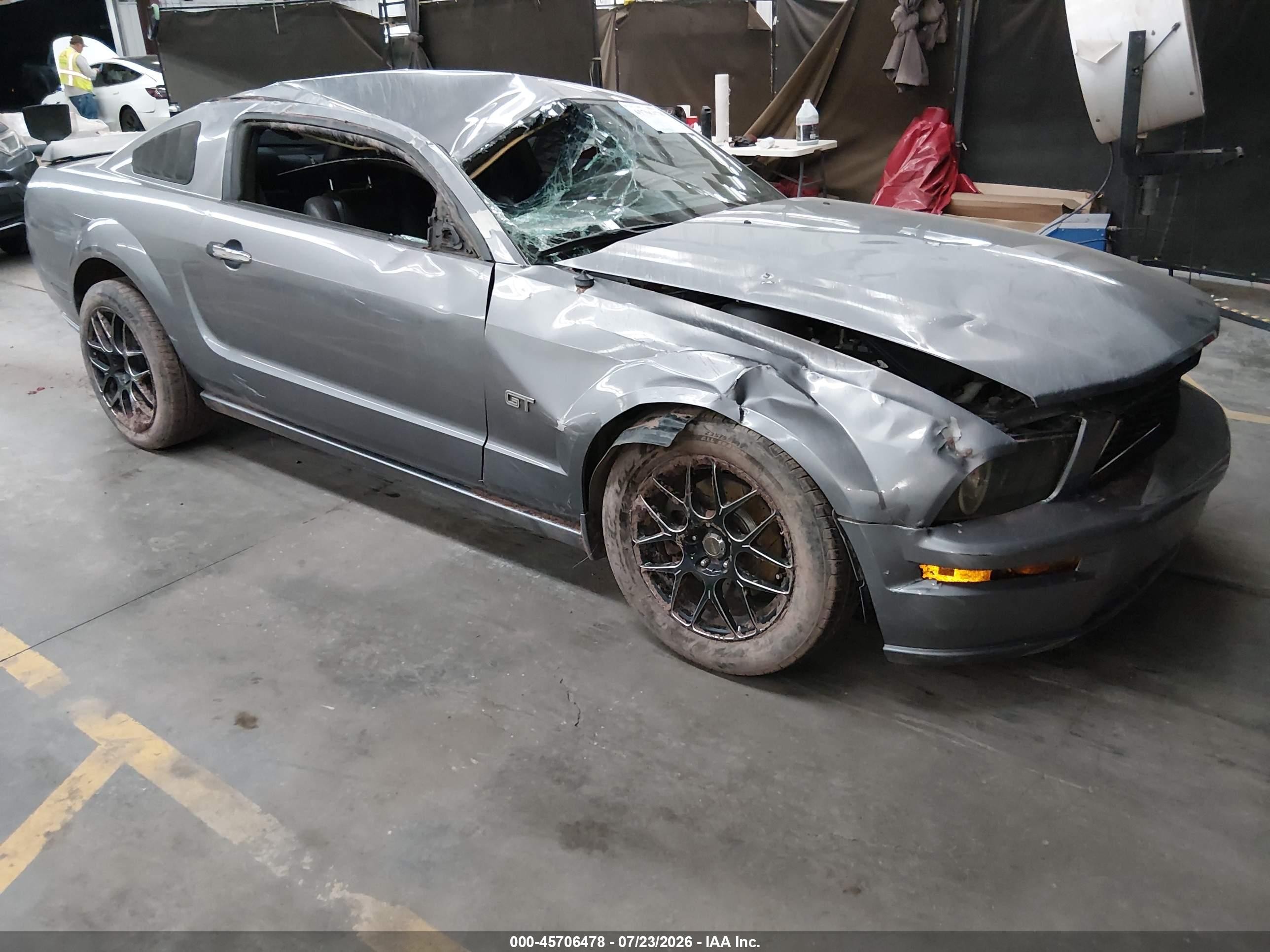 2006 Ford Mustang GT Deluxe, VIN 1ZVFT82HX65194385 — Бок