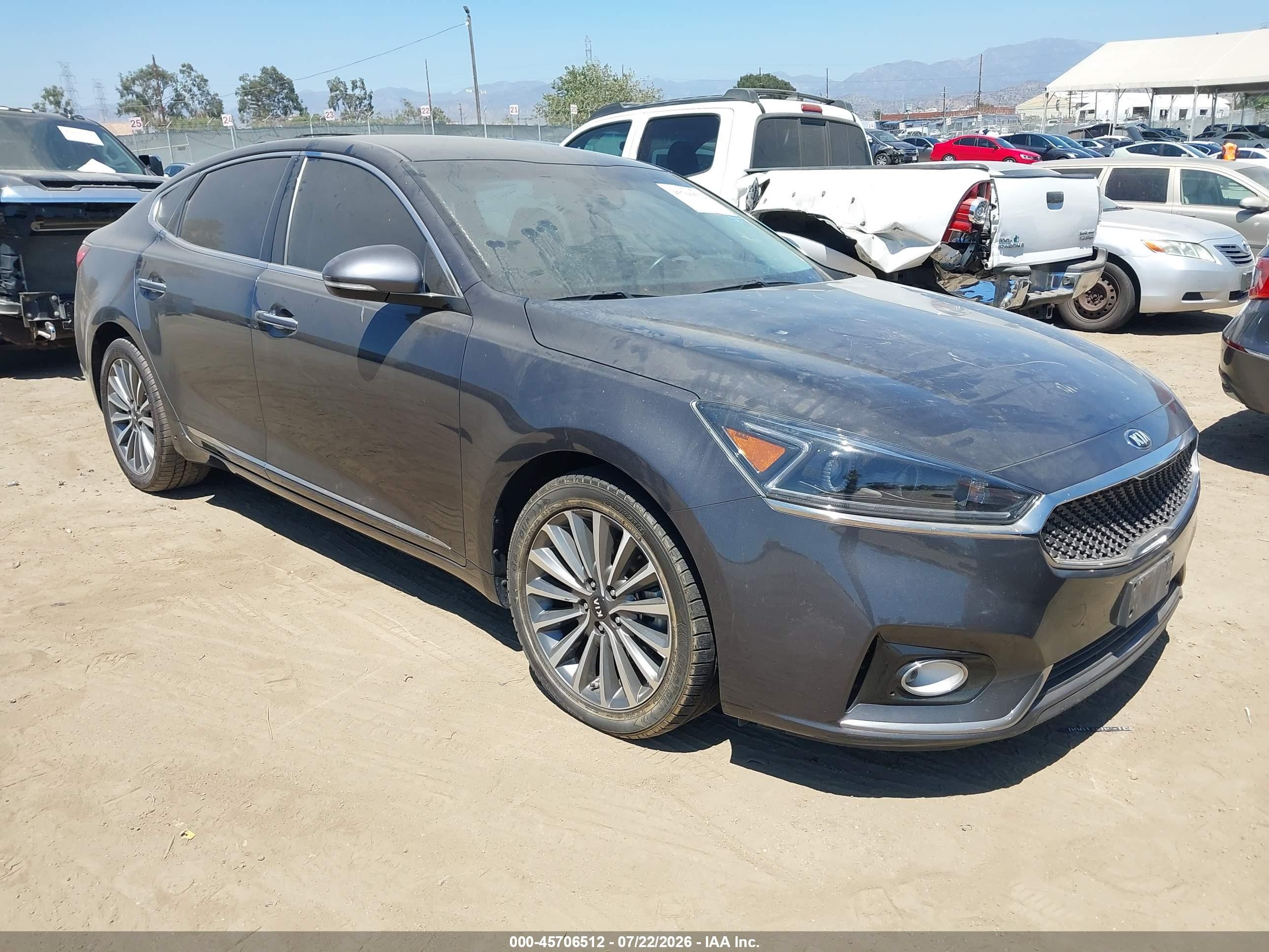 2017 Kia Cadenza Premium, VIN KNALB4J19H5042748 — Normal wear
