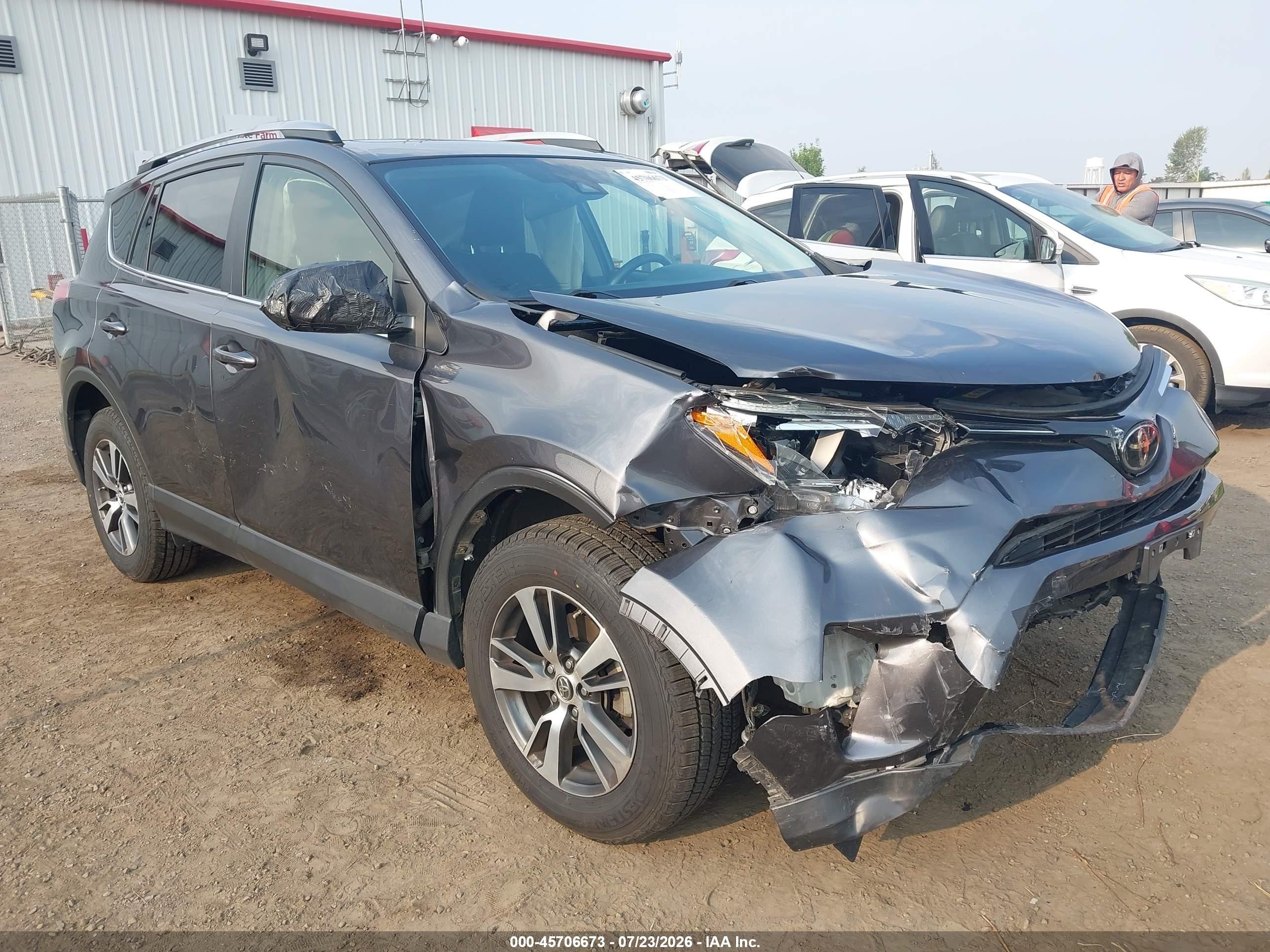 2018 Toyota RAV4 XLE, VIN JTMRFREVXJJ196670 — Front end