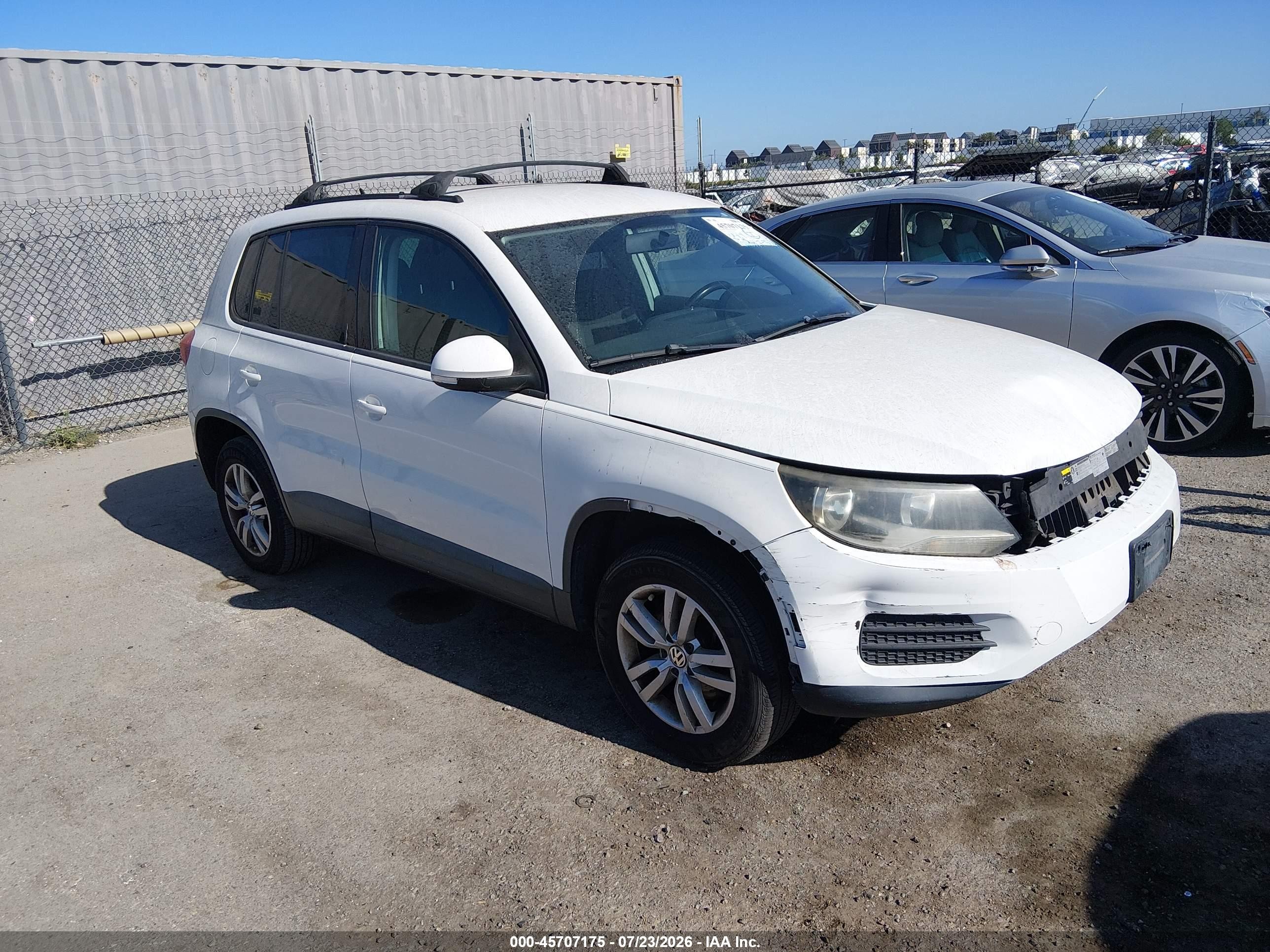 2014 Volkswagen Tiguan S, VIN WVGAV3AX8EW530784 — Front end