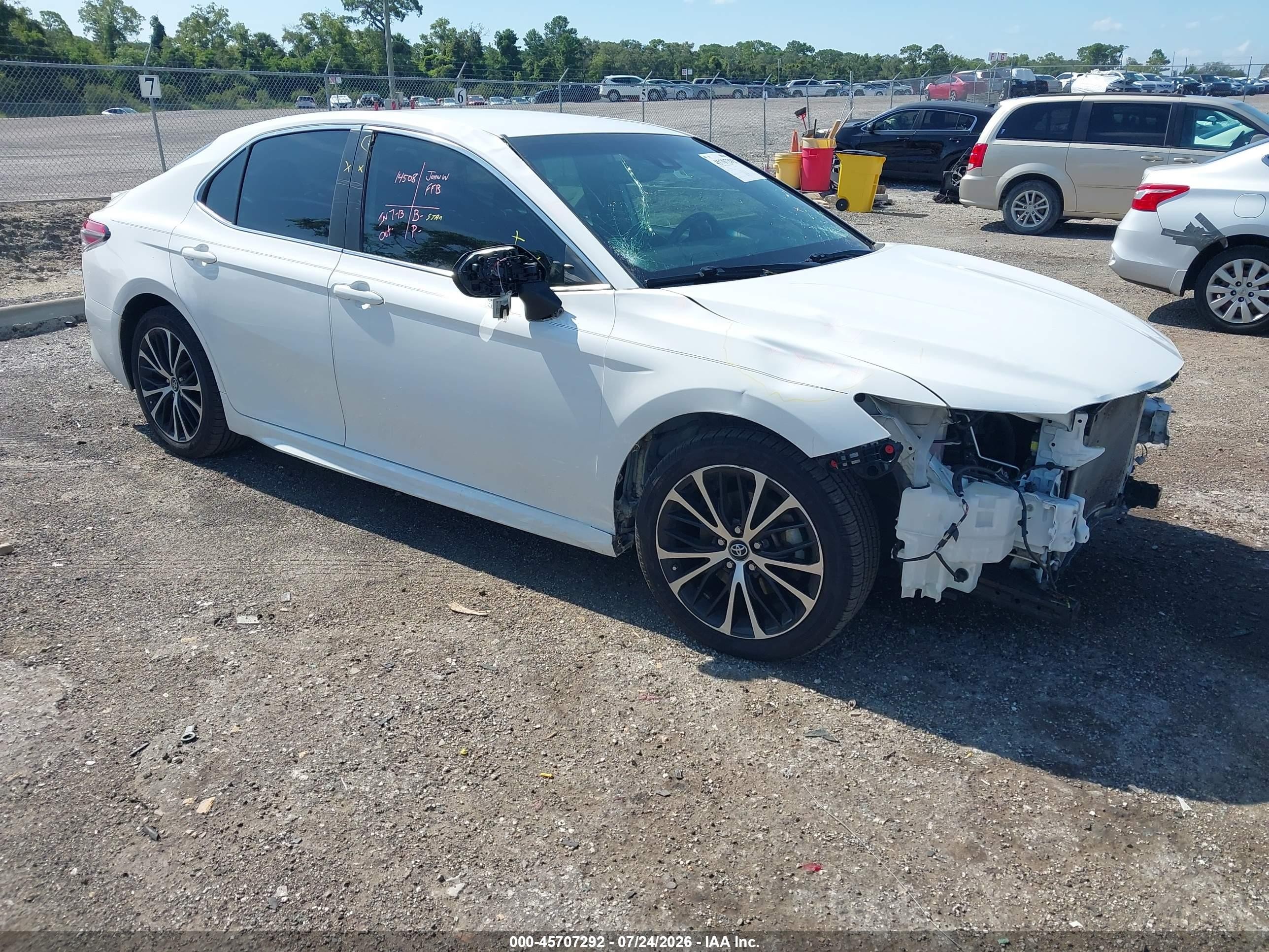 2019 Toyota Camry SE, VIN 4T1B11HK4KU782781 — Front end
