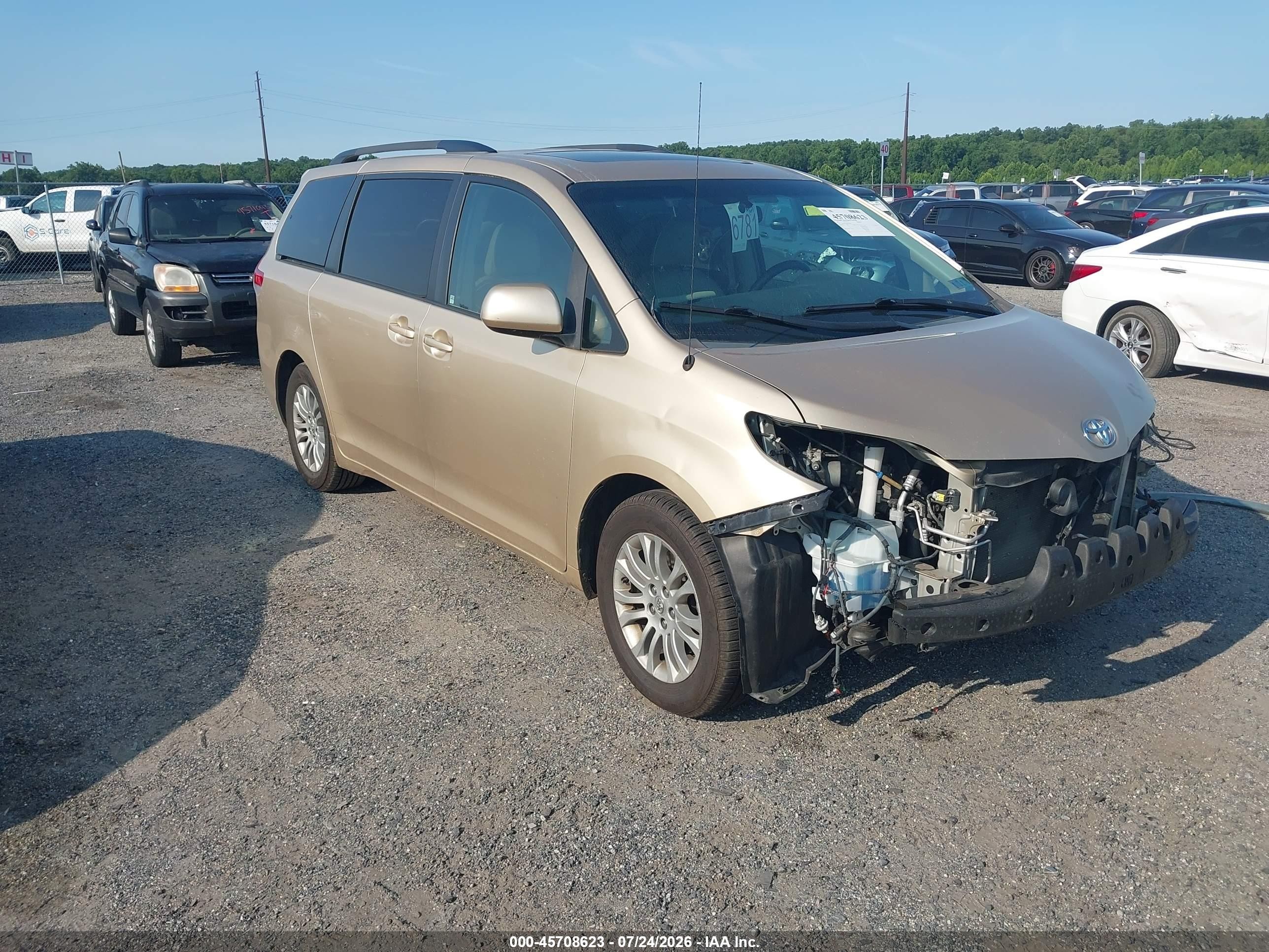 2011 Toyota Sienna XLE, VIN 5TDYK3DC2BS016428 — Front end
