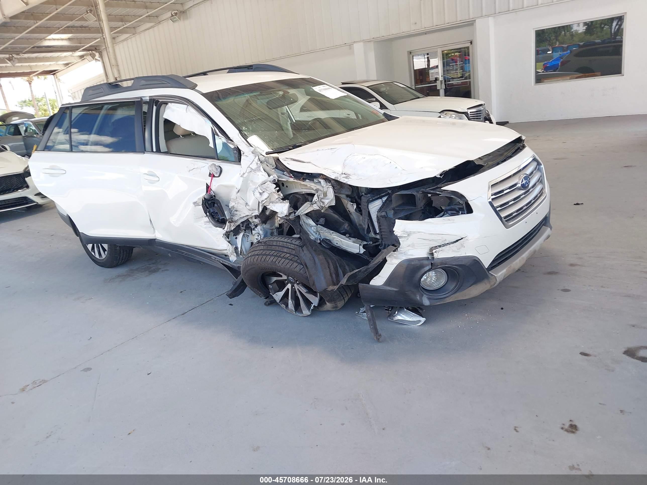 2015 Subaru Outback Limited, VIN 4S4BSBJC8F3355072 — Front end