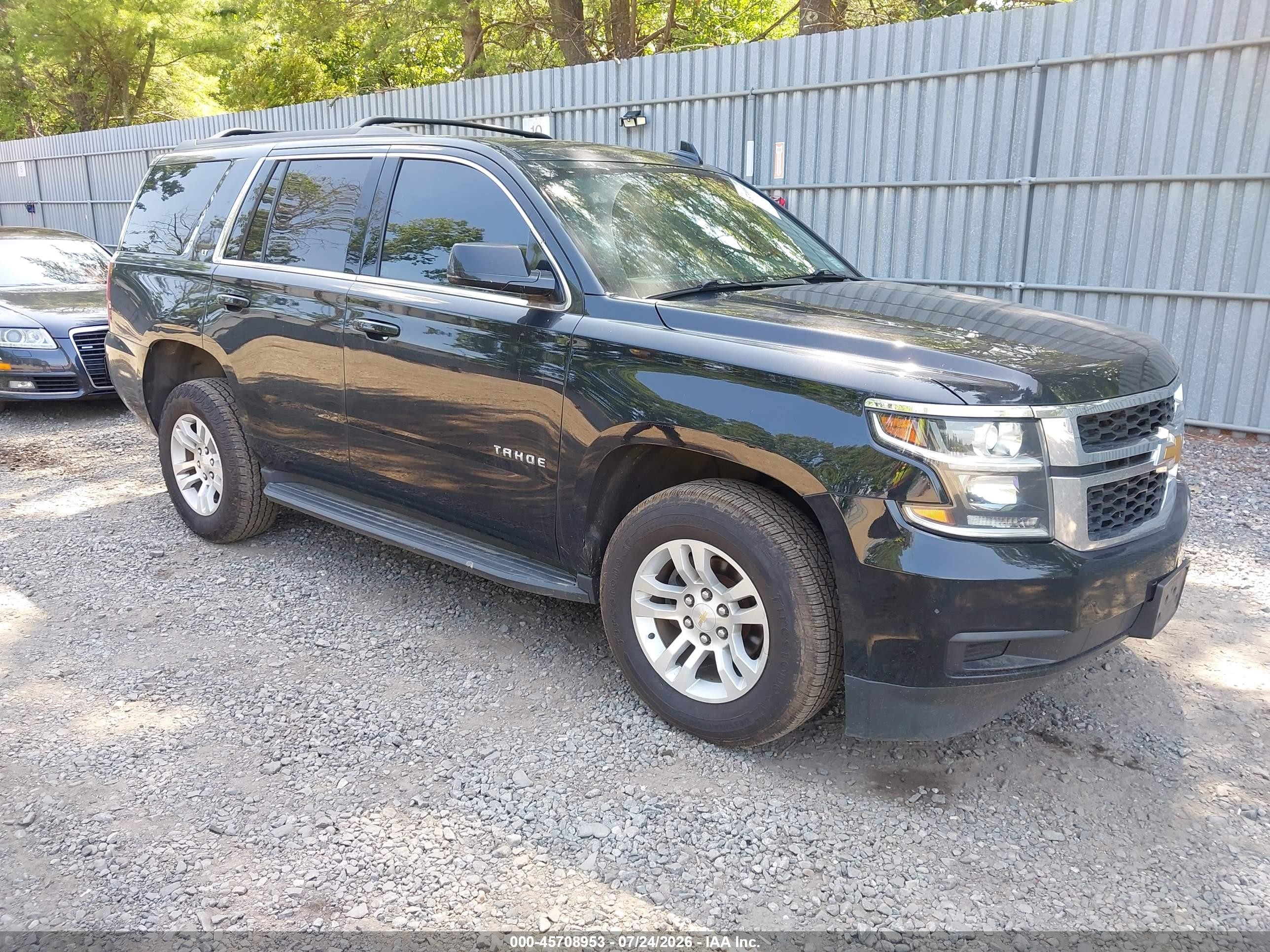 2018 Chevrolet Tahoe LT, VIN 1GNSKBKC2JR108100 — Перед