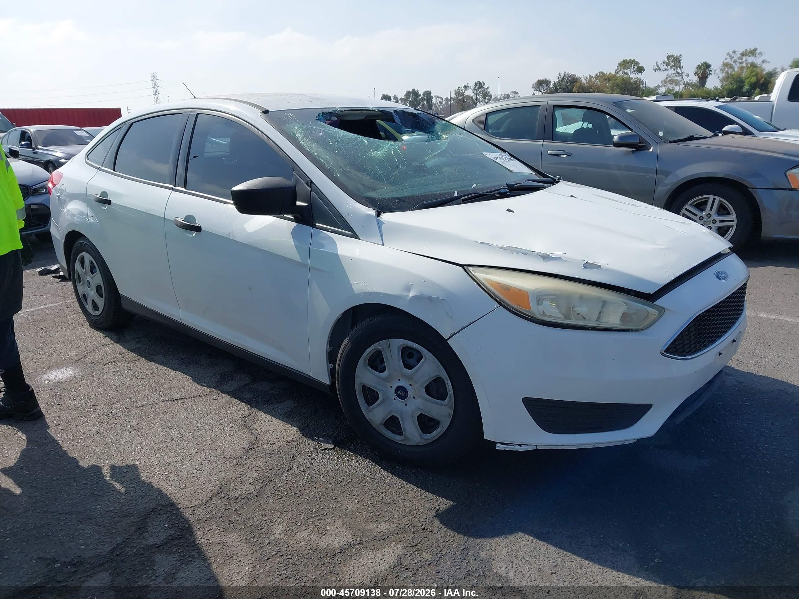 2016 Ford Focus S, VIN 1FADP3E24GL305721 — Front end