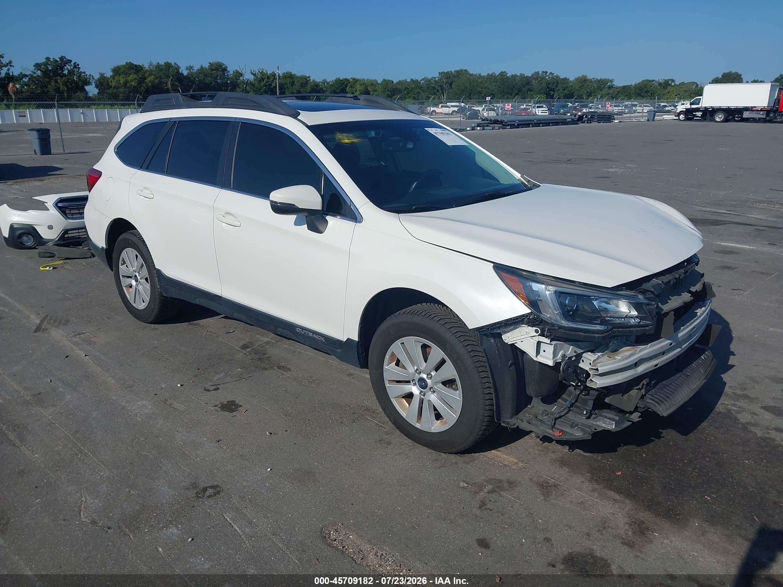 2019 Subaru Outback Premium, VIN 4S4BSAHC6K3290300 — Перед