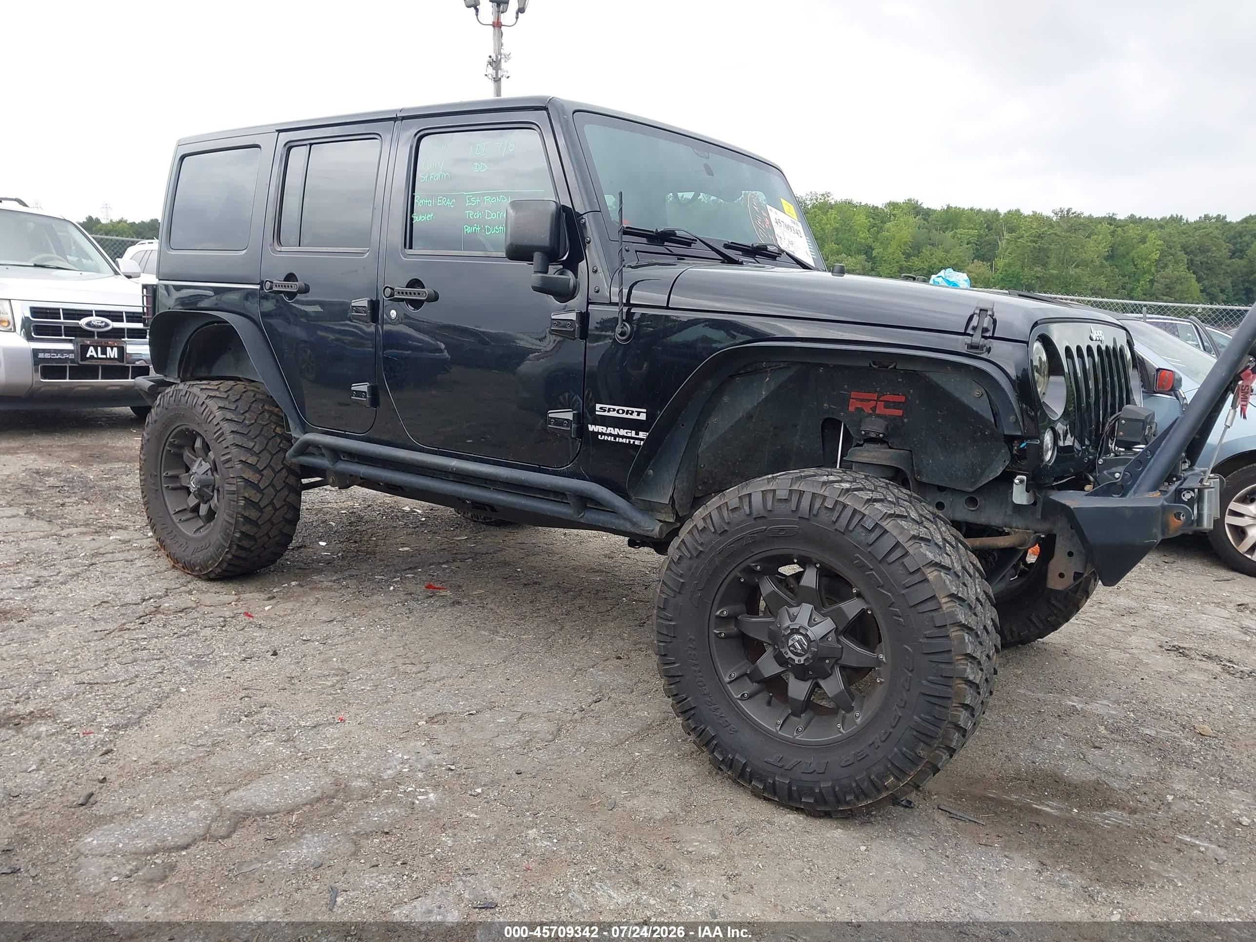 2016 Jeep Wrangler Unlimited Sport, VIN 1C4BJWDG3GL132386 — Front end