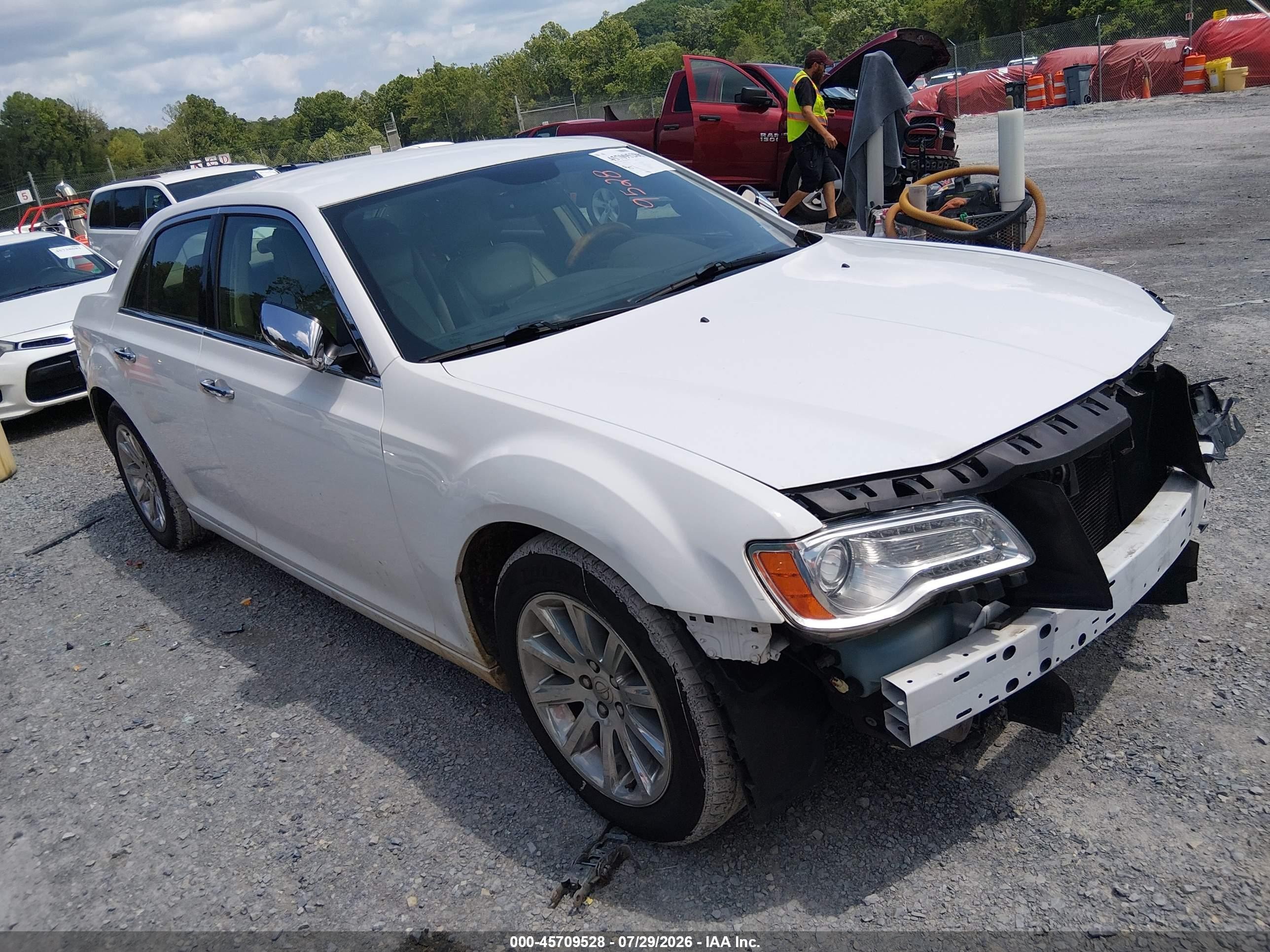 2014 Chrysler 300 C, VIN 2C3CCAEG7EH275839 — Front end
