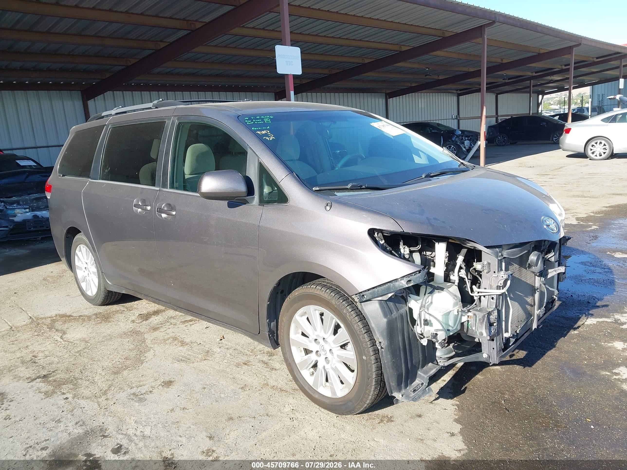 2014 Toyota Sienna LE, VIN 5TDJK3DC1ES080000 — Front end