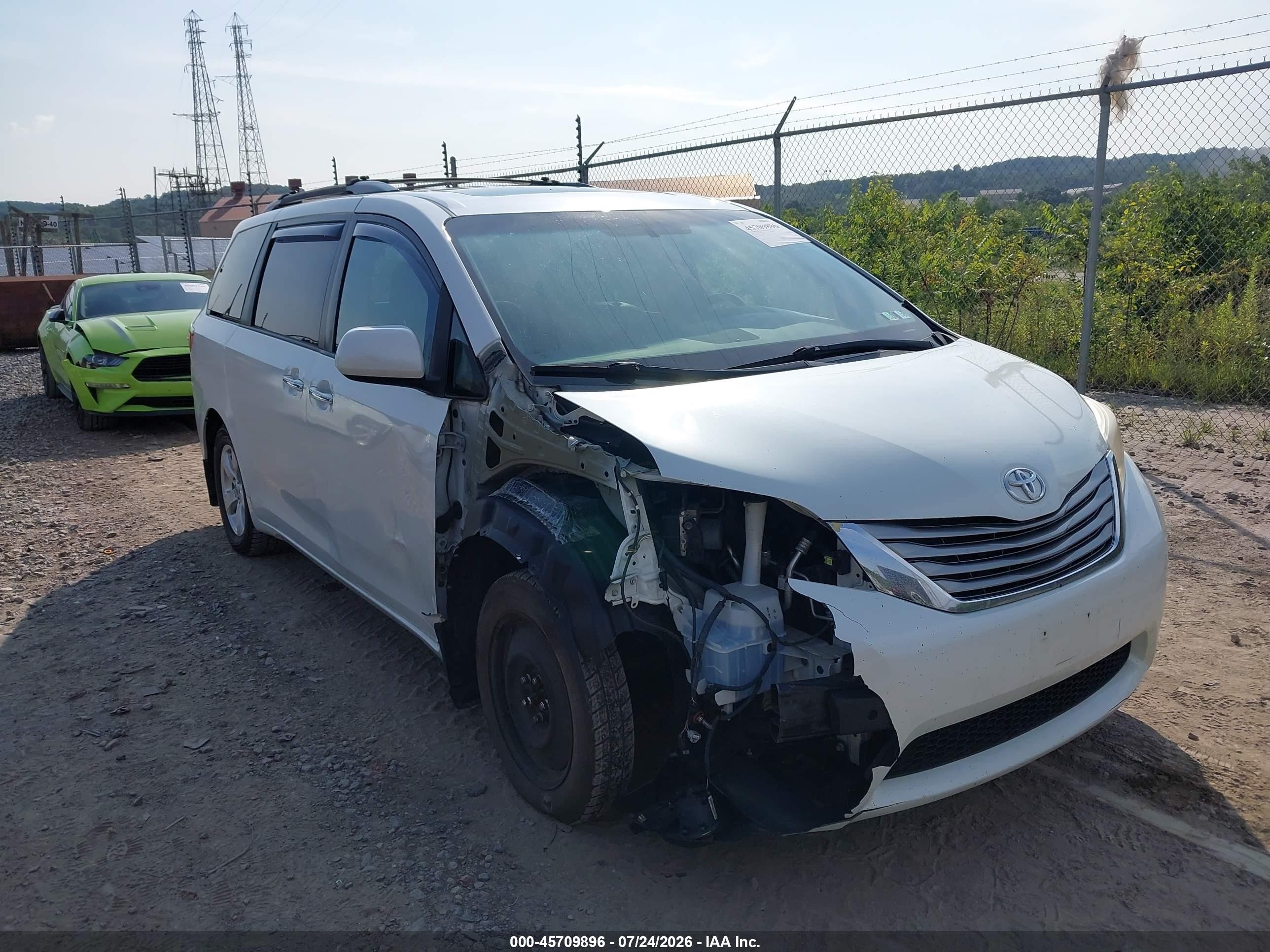 2015 Toyota Sienna XLE, VIN 5TDYK3DC4FS645338 — Front end