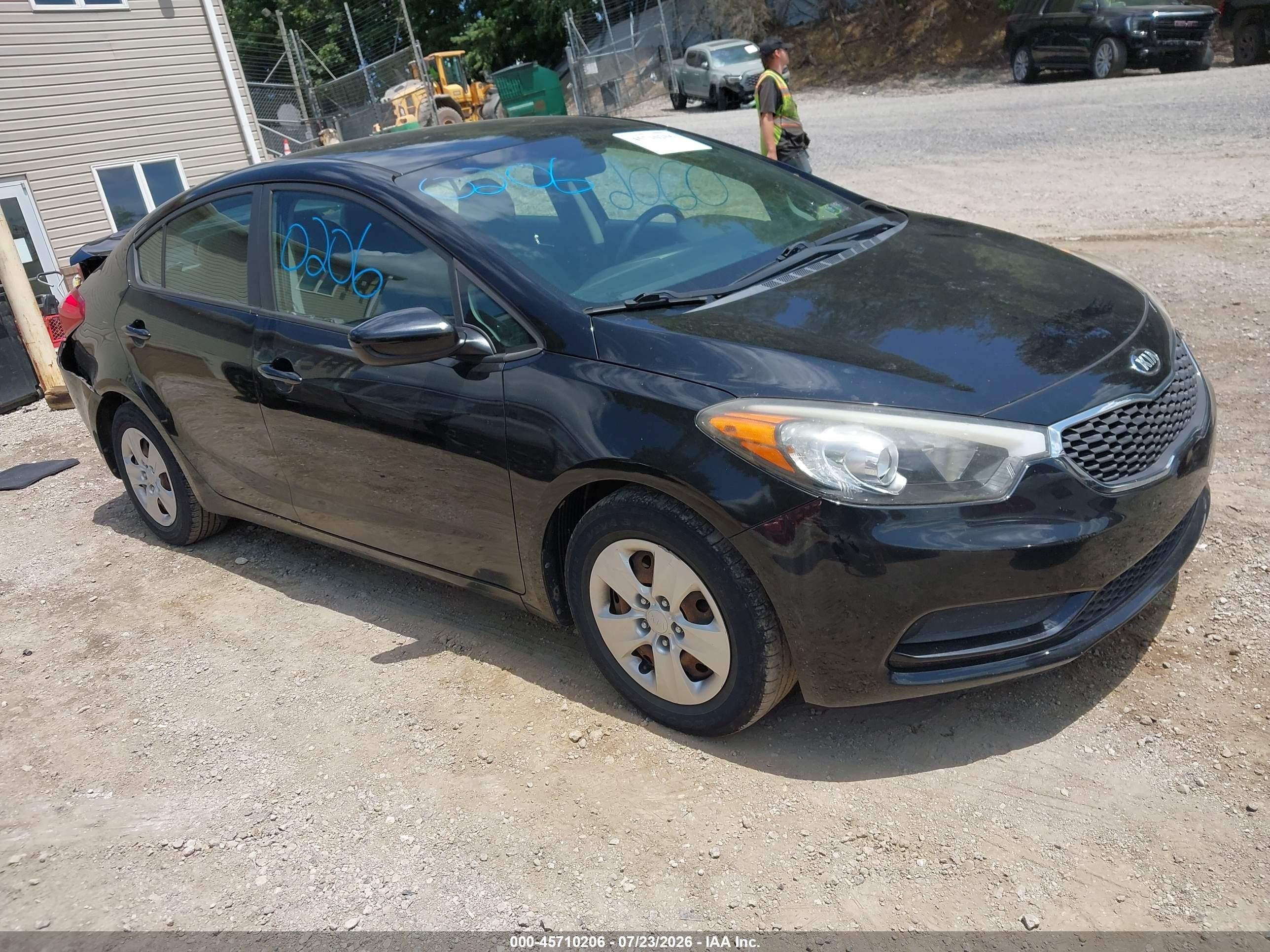 2016 Kia Forte LX, VIN KNAFK4A66G5527999 — Зад