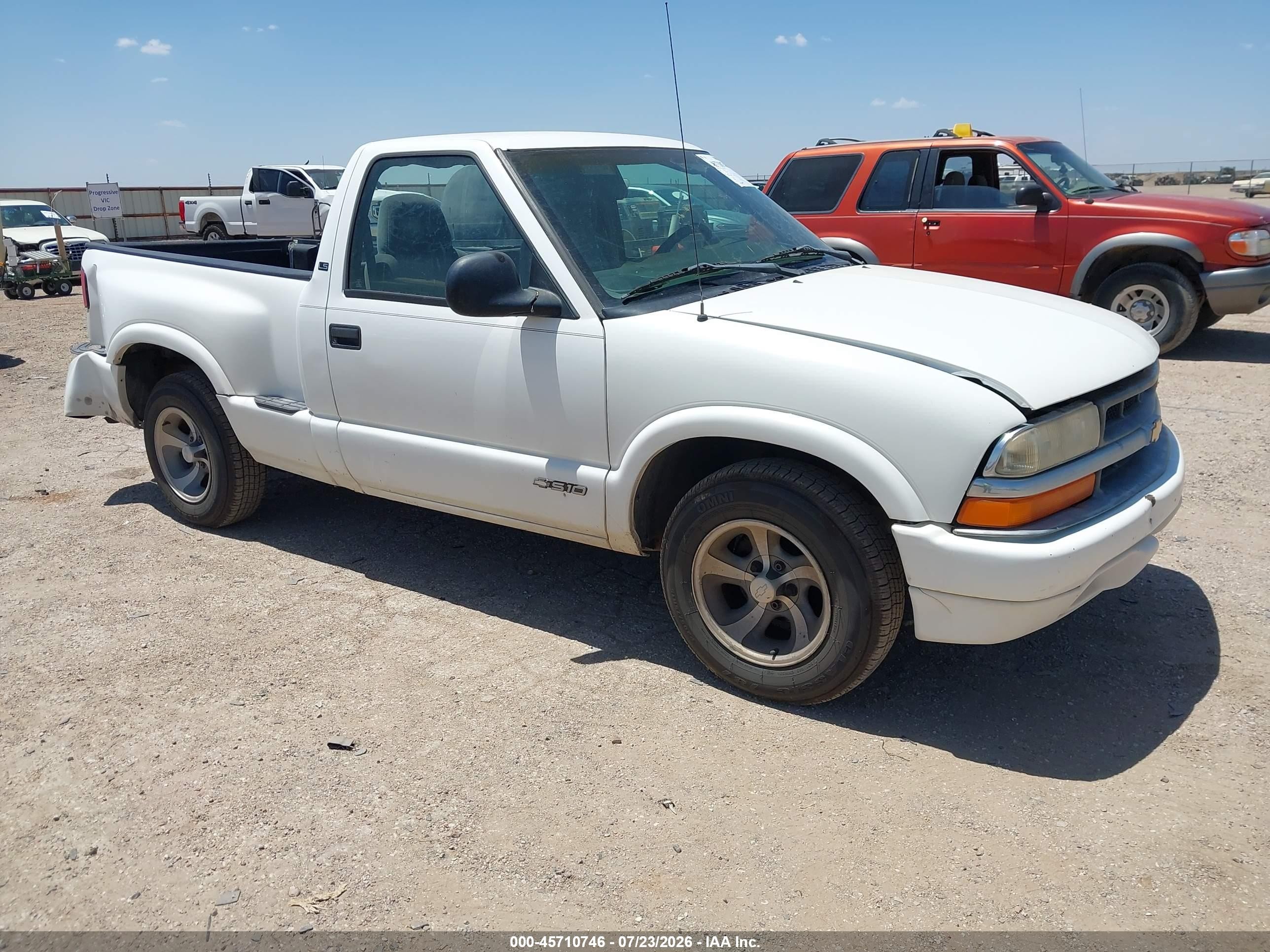 1998 Chevrolet S-10 LS, VIN 1GCCS1440W8124421 — Rear end
