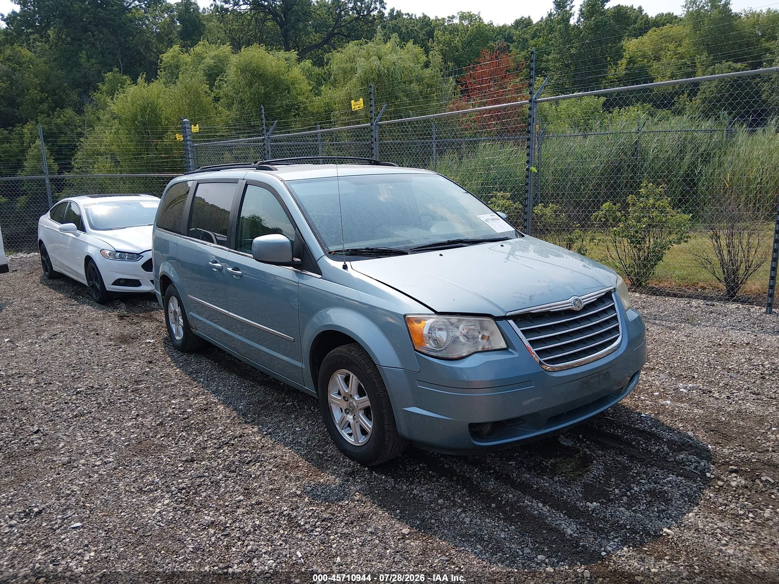 2009 Chrysler Town & Country Touring, VIN 2A8HR54179R504081 — Front end