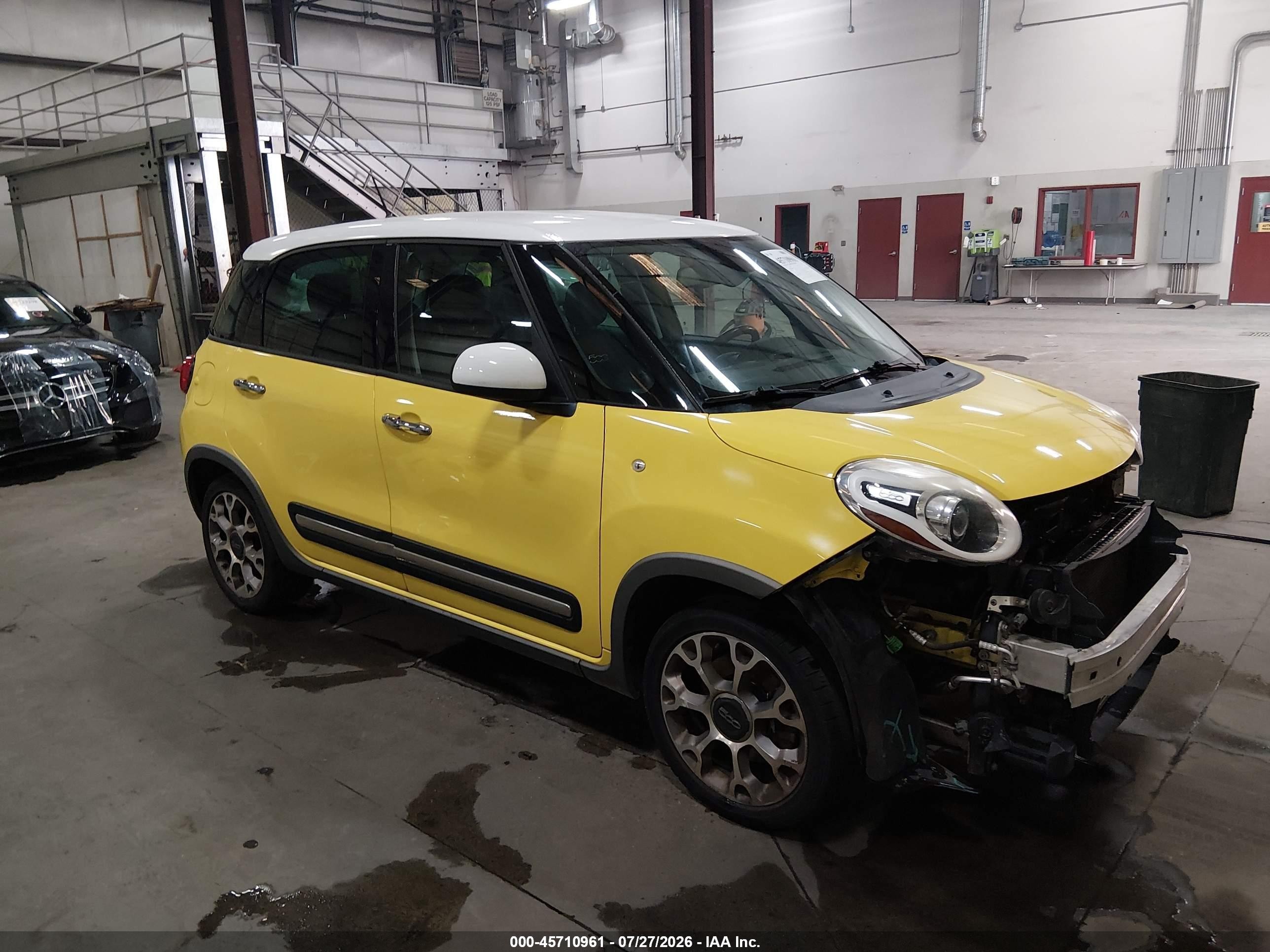2015 FIAT 500L Urbana Trekking, VIN ZFBCFADH4FZ032927 — Front end