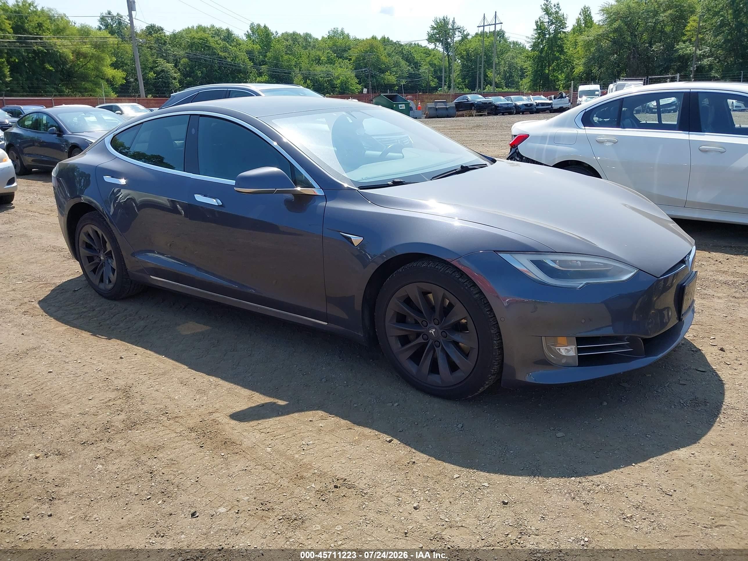 2018 Tesla Model S 75D, VIN 5YJSA1E21JF292976 — Бок