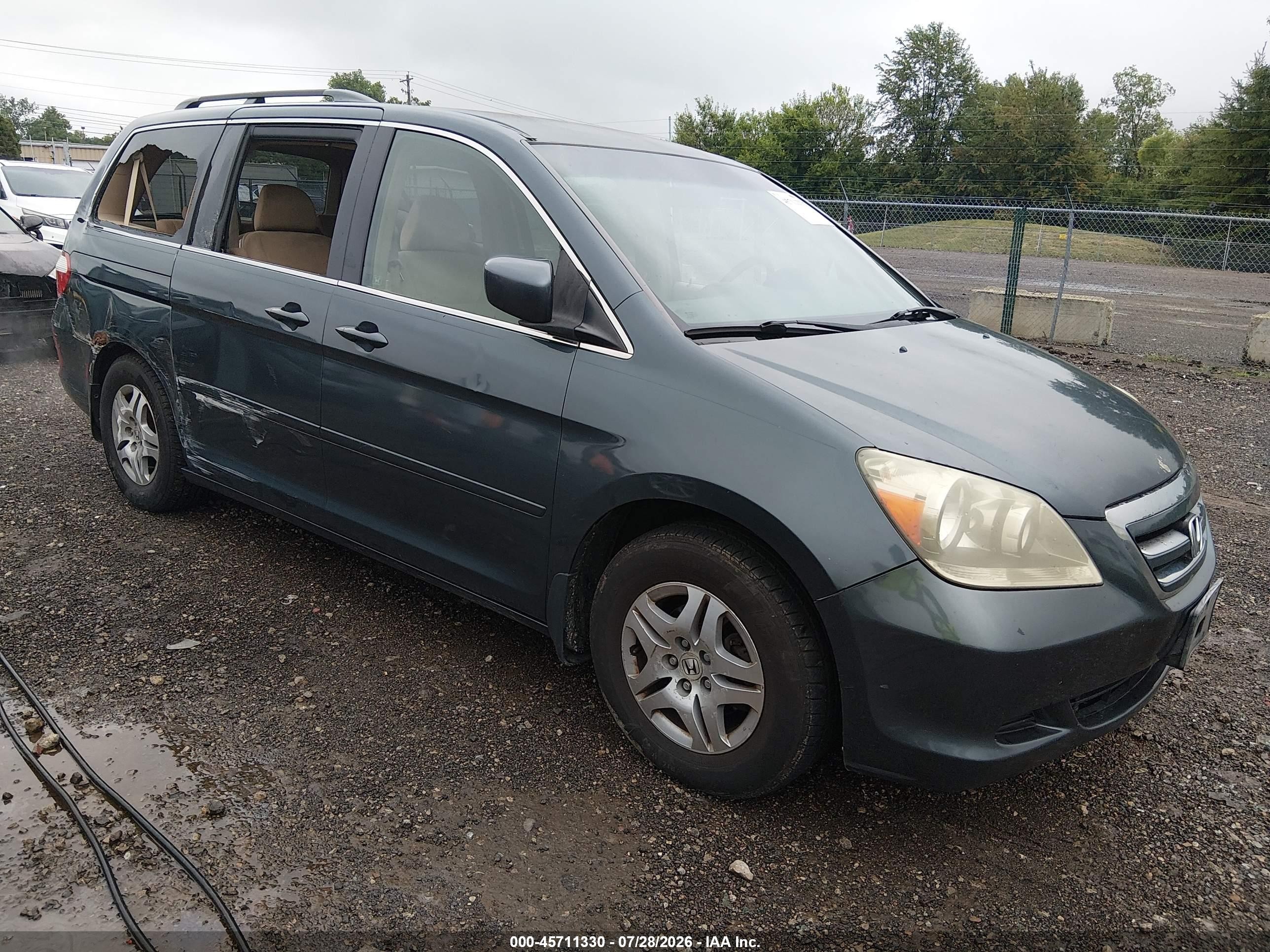 2005 Honda Odyssey EX, VIN 5FNRL38445B116446 — Side