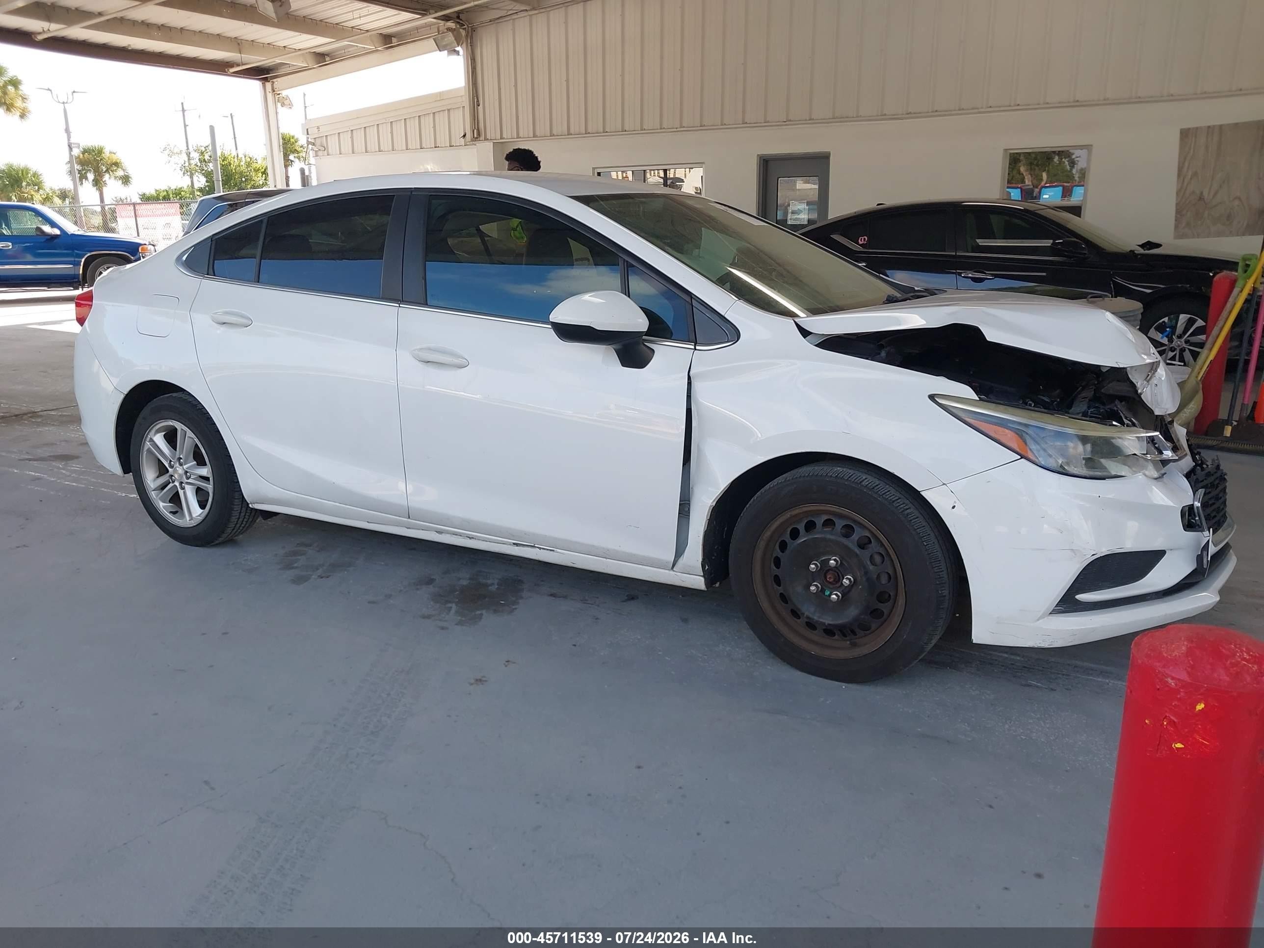2017 Chevrolet Cruze LT, VIN 1G1BE5SM0H7102319 — Перед