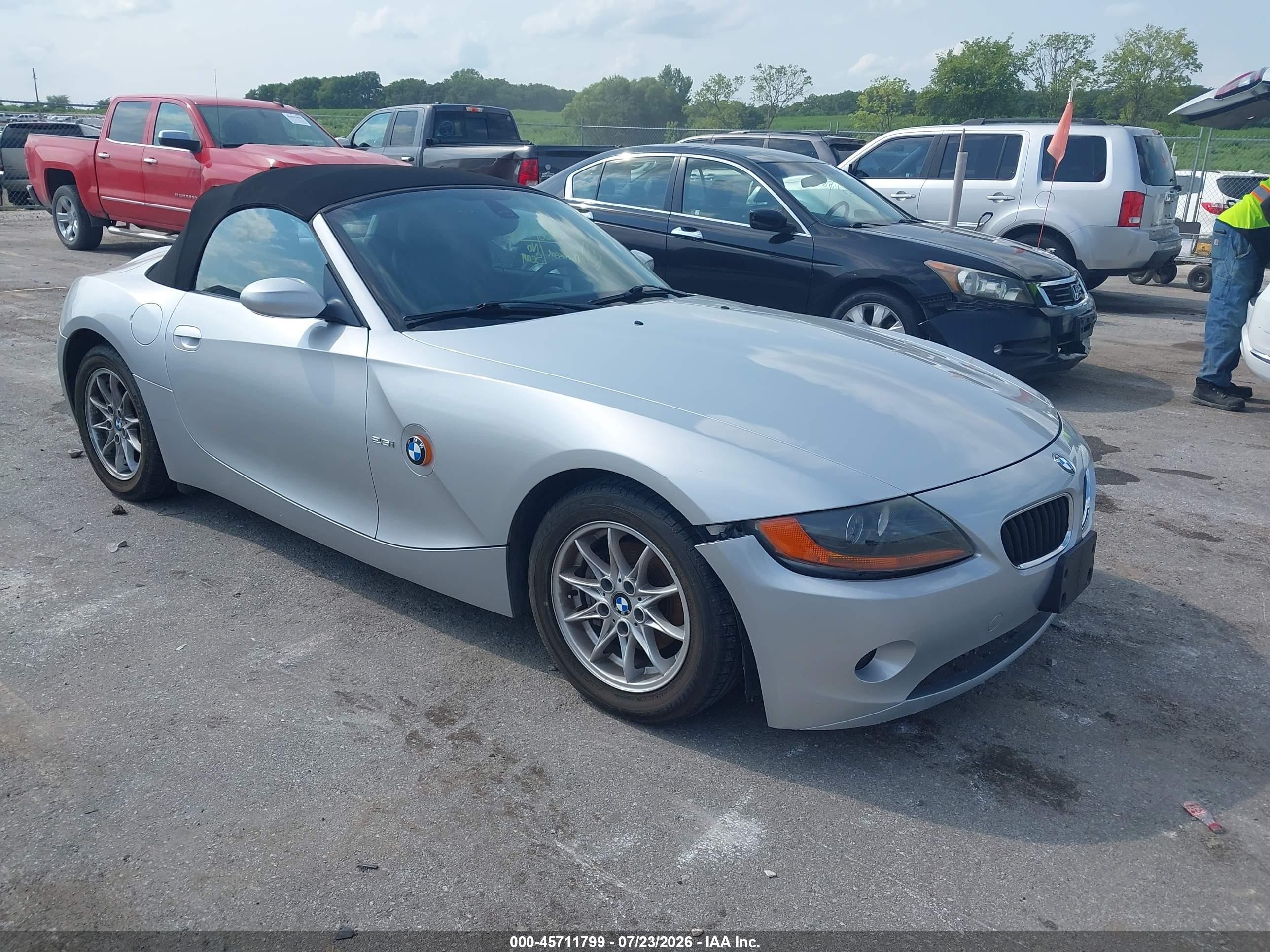 2004 BMW Z4 2.5i, VIN 4USBT33504LS49115 — Front end