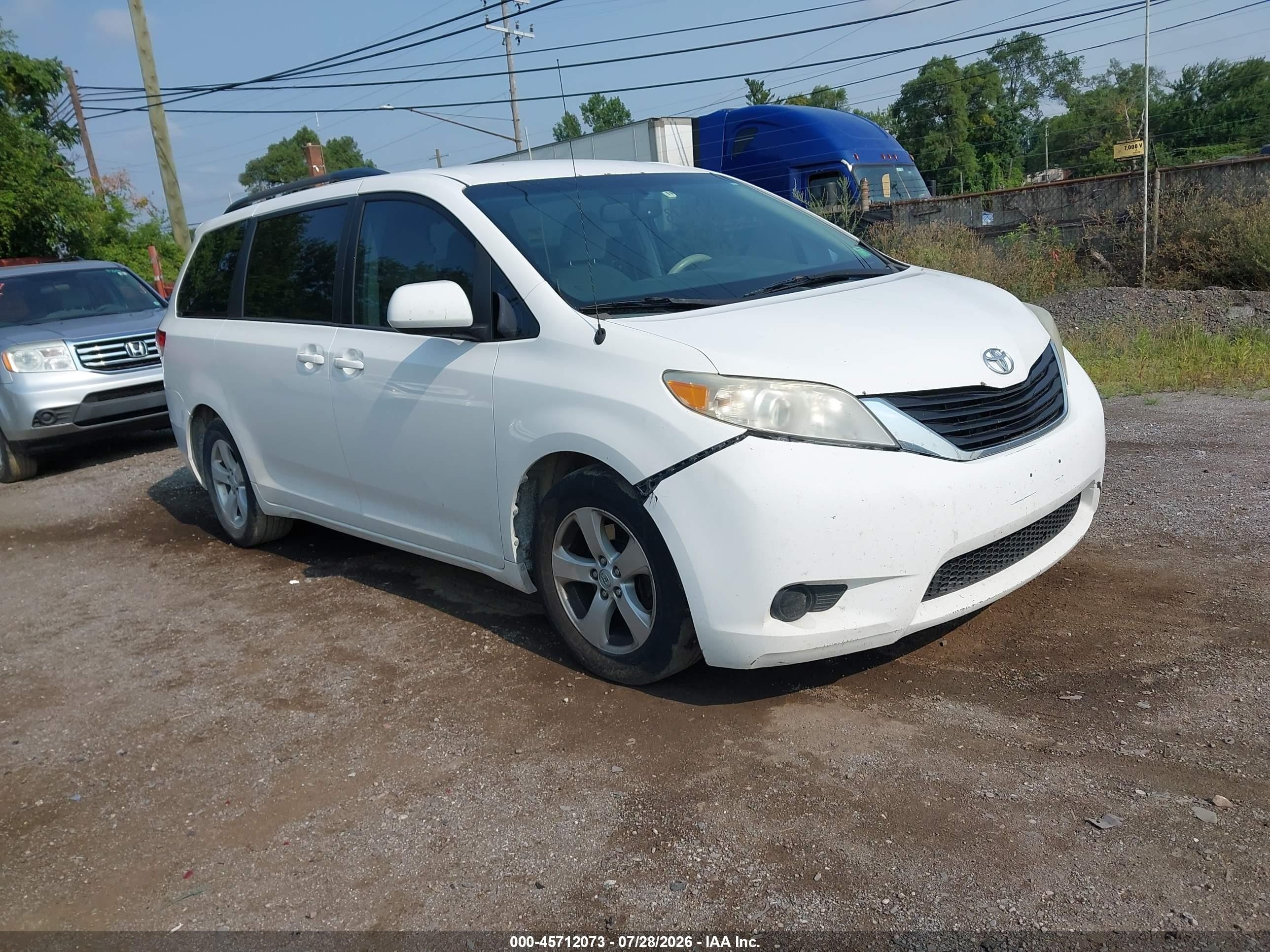 2014 Toyota Sienna LE, VIN 5TDKK3DC7ES452122 — Normal wear
