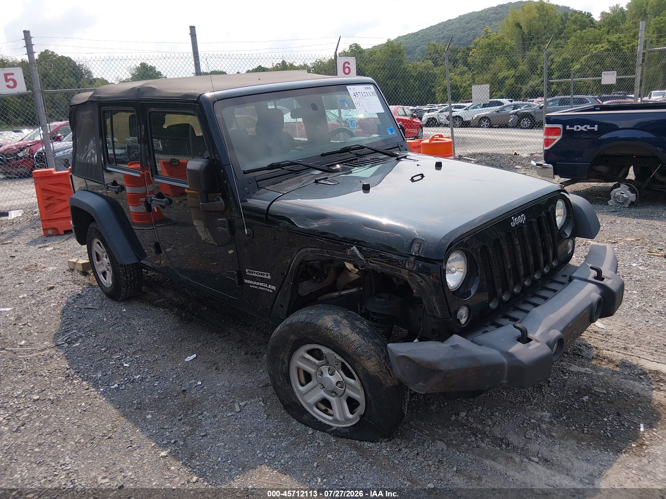 2015 Jeep Wrangler Unlimited Sport, VIN 1C4BJWDG2FL692561 — Перед