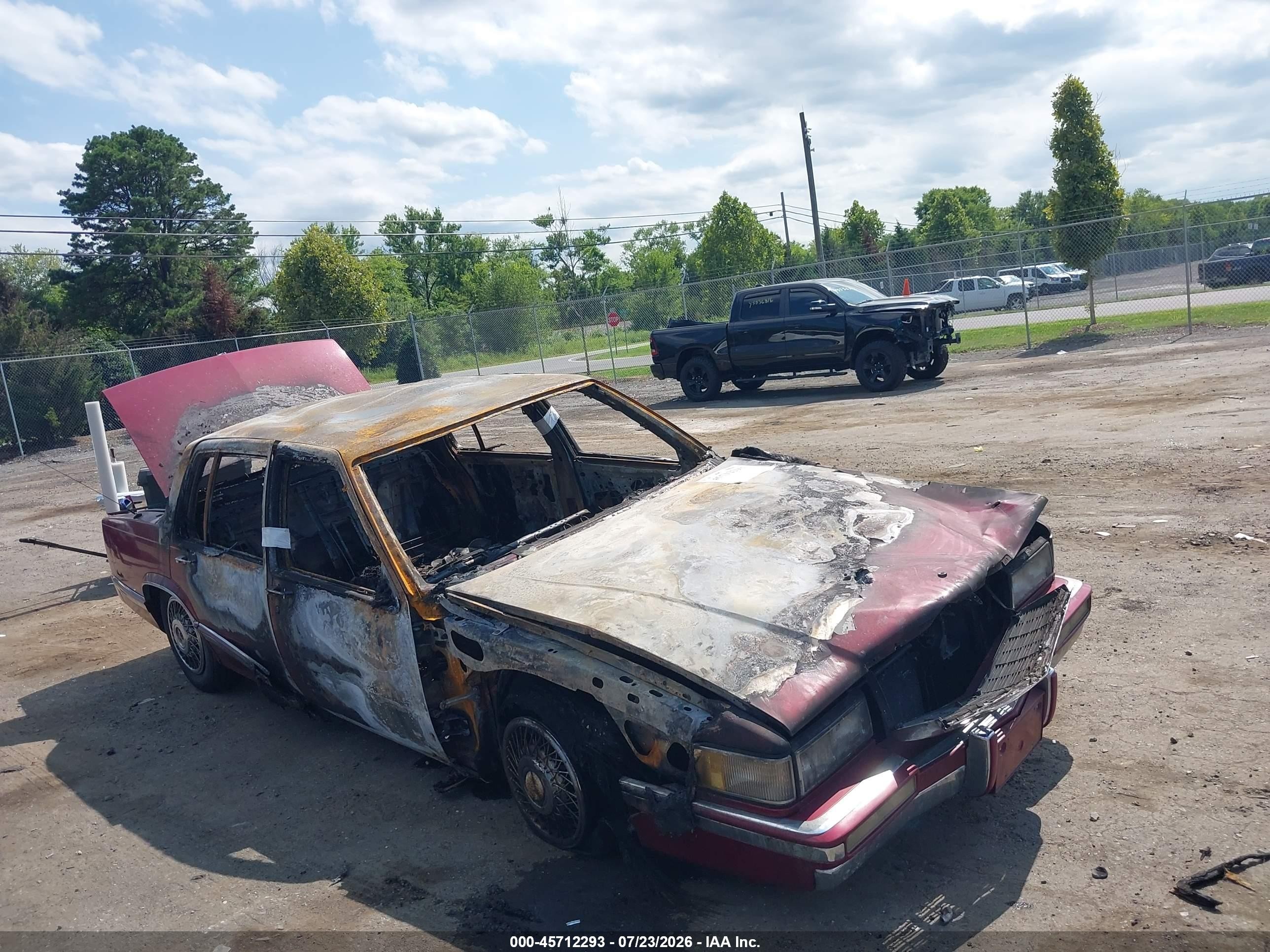 1992 Cadillac DeVille, VIN 1G6CD53BXN4242454 — Пожар