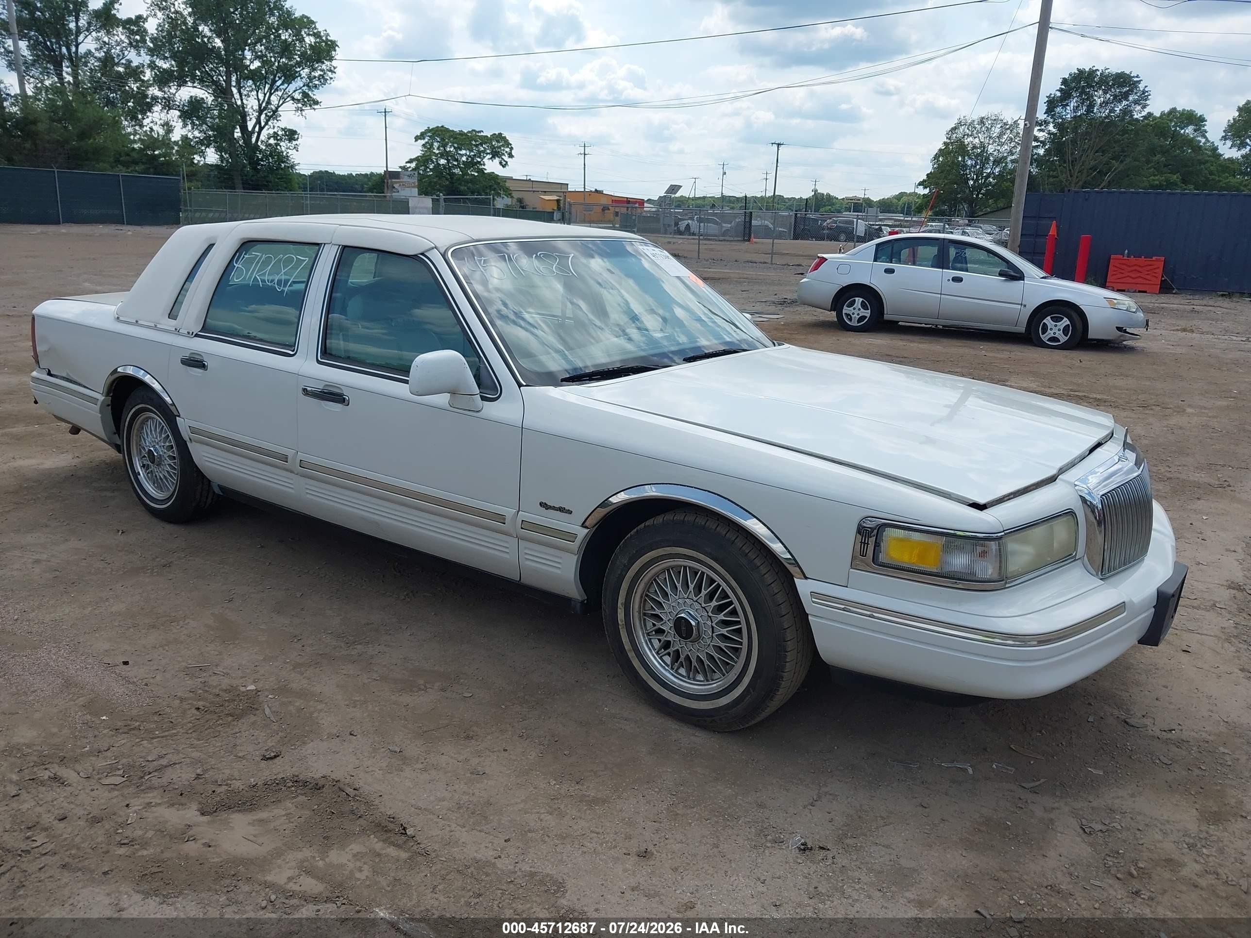 1997 Lincoln Town Car Signature, VIN 1LNLM82W2VY601562 — Зад