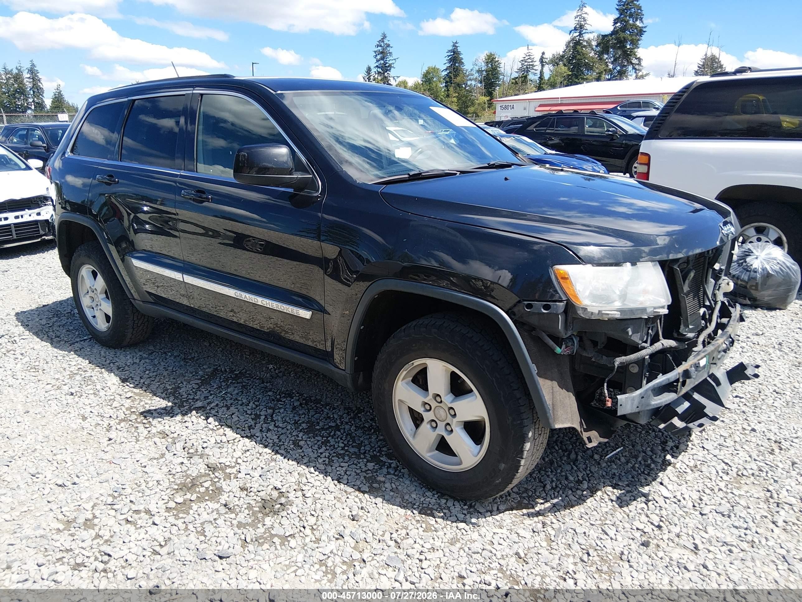 2013 Jeep Grand Cherokee Laredo, VIN 1C4RJFAG1DC578261 — Front end
